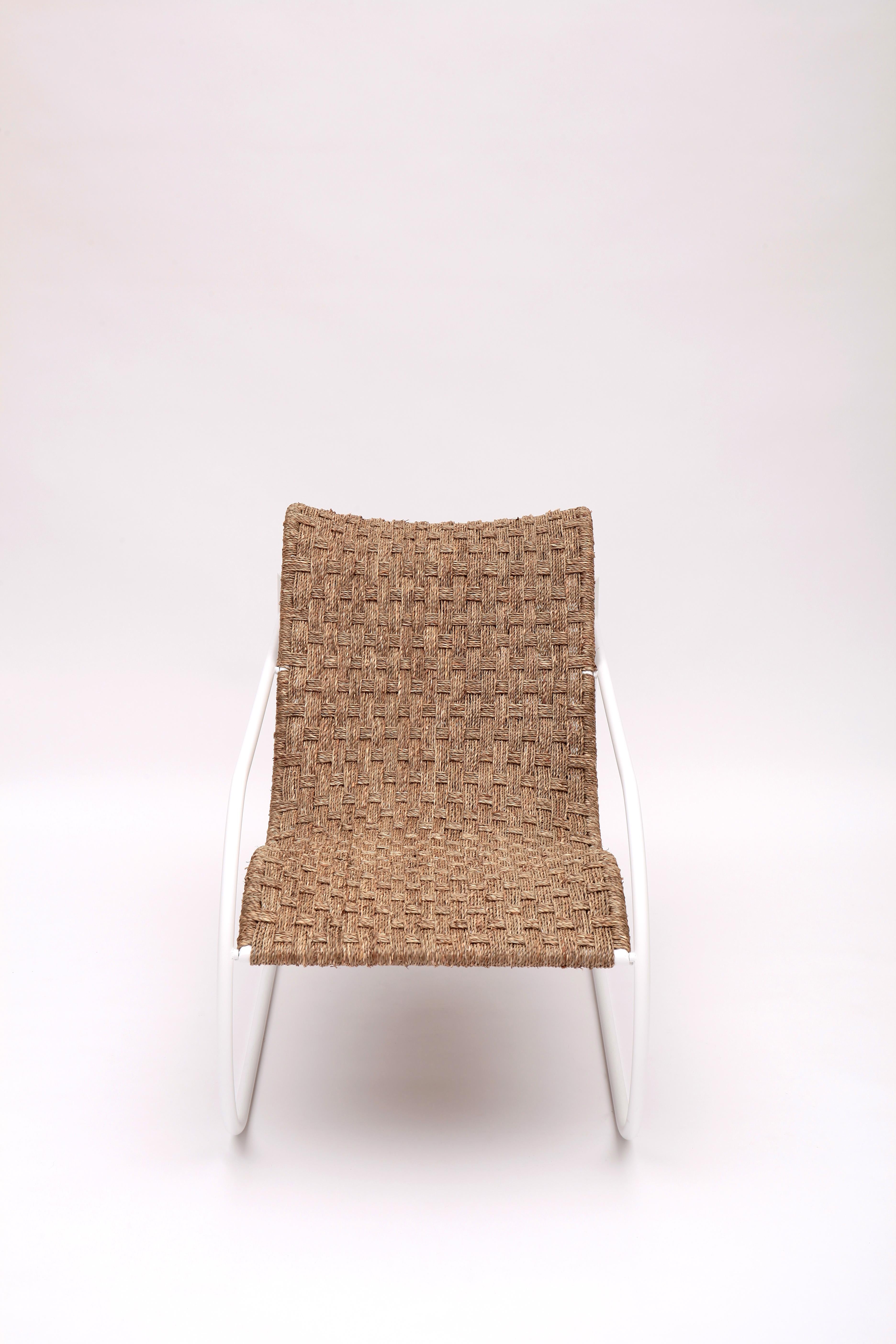 Fatto a mano Nuova chaise longue in acciaio laccato e corda. Omaggio a Eileen Gray. in vendita
