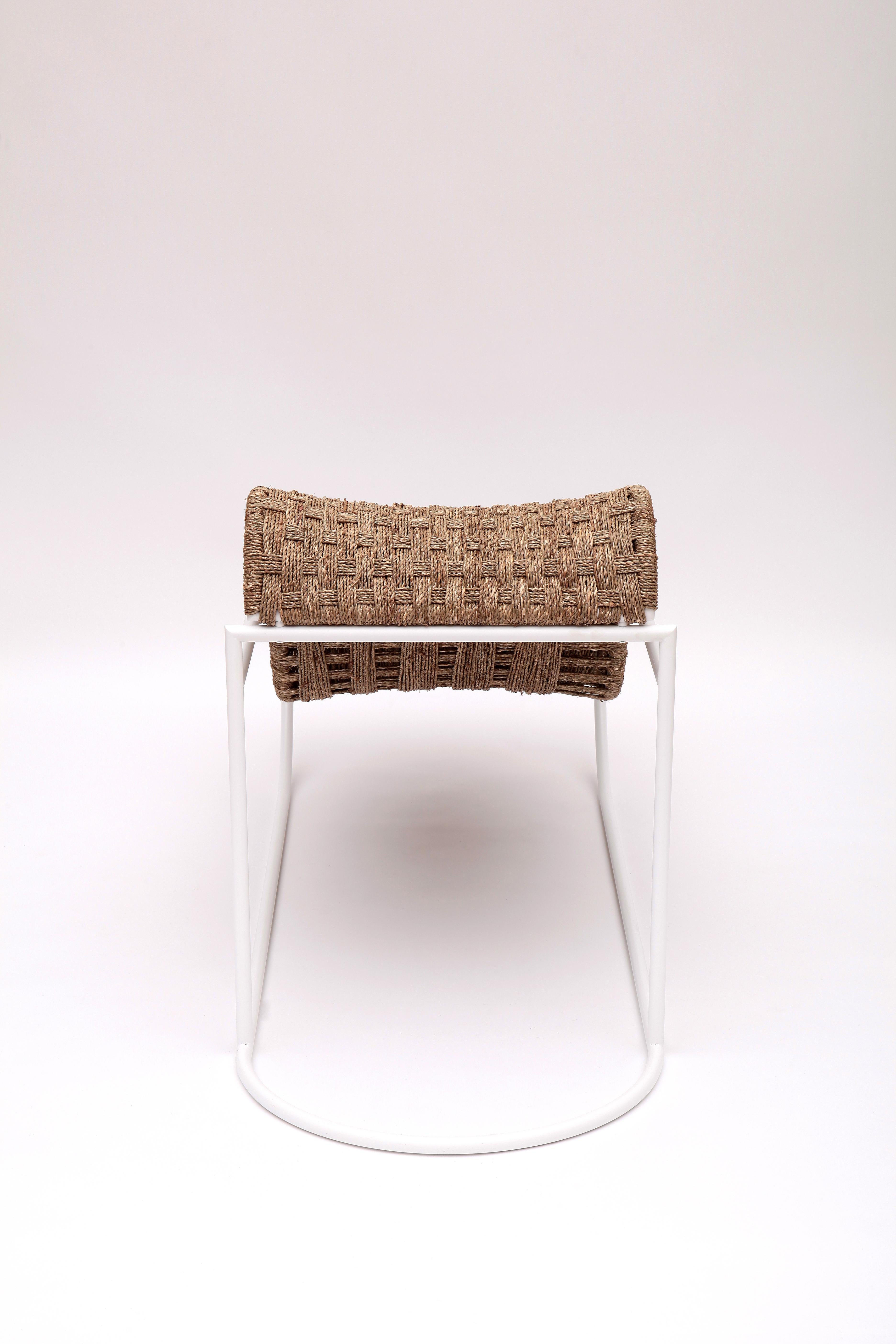 XXI secolo e contemporaneo Nuova chaise longue in acciaio laccato e corda. Omaggio a Eileen Gray. in vendita