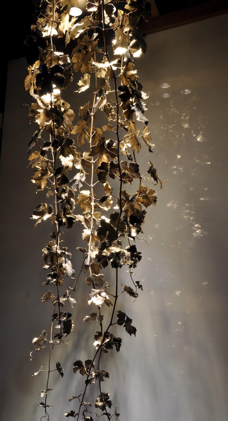 Moderno Nuova lampada a sospensione a lampadario in bronzo con foglie di vino in vendita