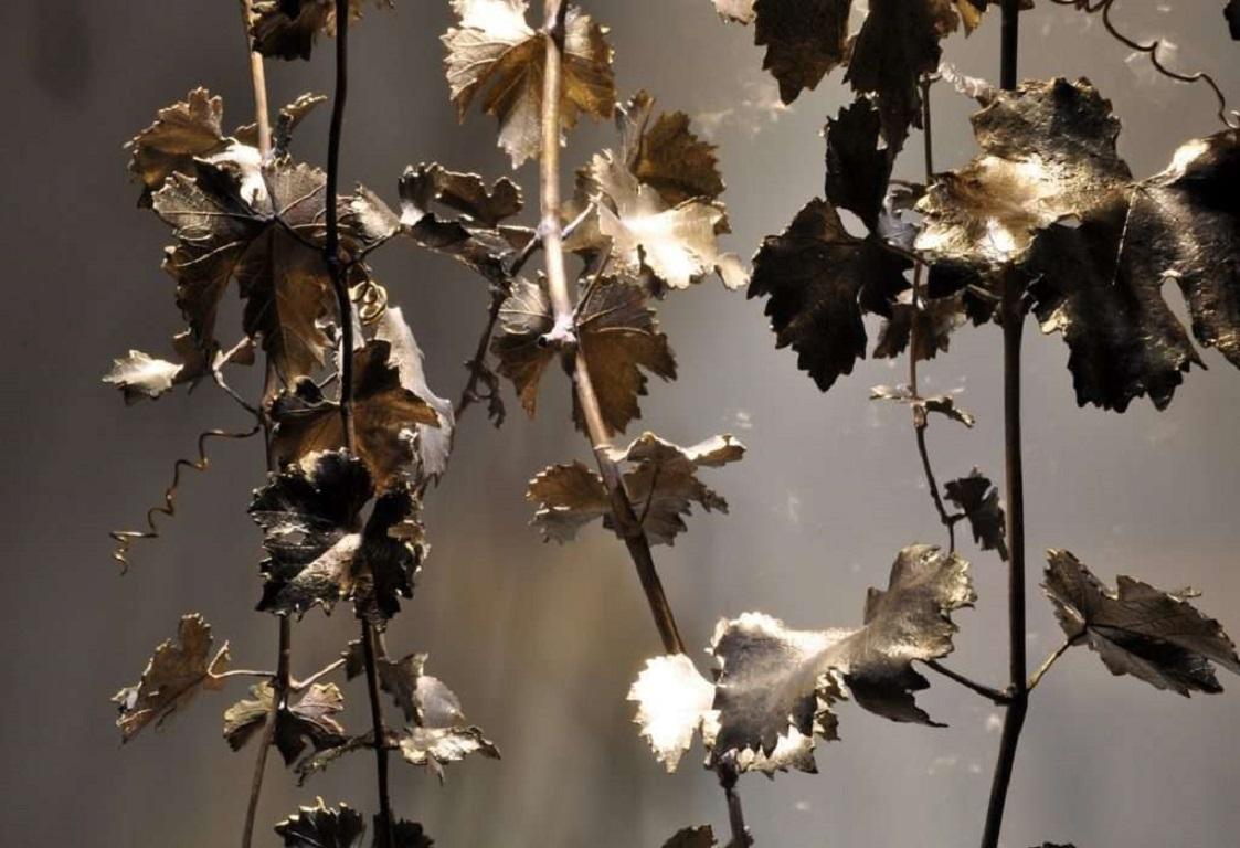 Spagnolo Nuova lampada a sospensione a lampadario in bronzo con foglie di vino in vendita