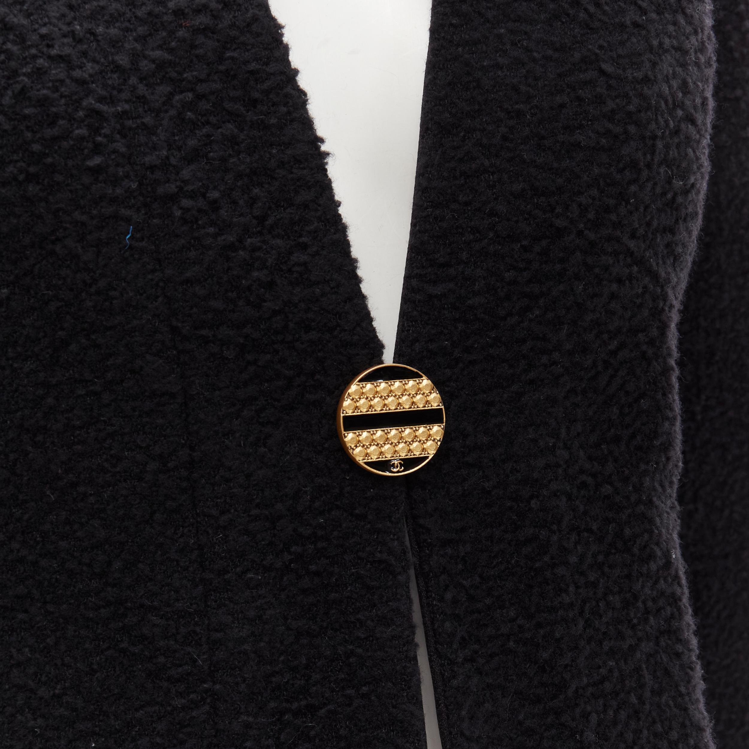 new CHANEL 19A black wool boucle gold round shoulder cocoon jacket FR38 M
Brand: Chanel
Material: Wool
Color: Black
Pattern: Solid
Closure: Button
Extra Detail: Wool-silk boucle. Rounded dropped shoulder seam. Collarless. Gold and black enamel CC