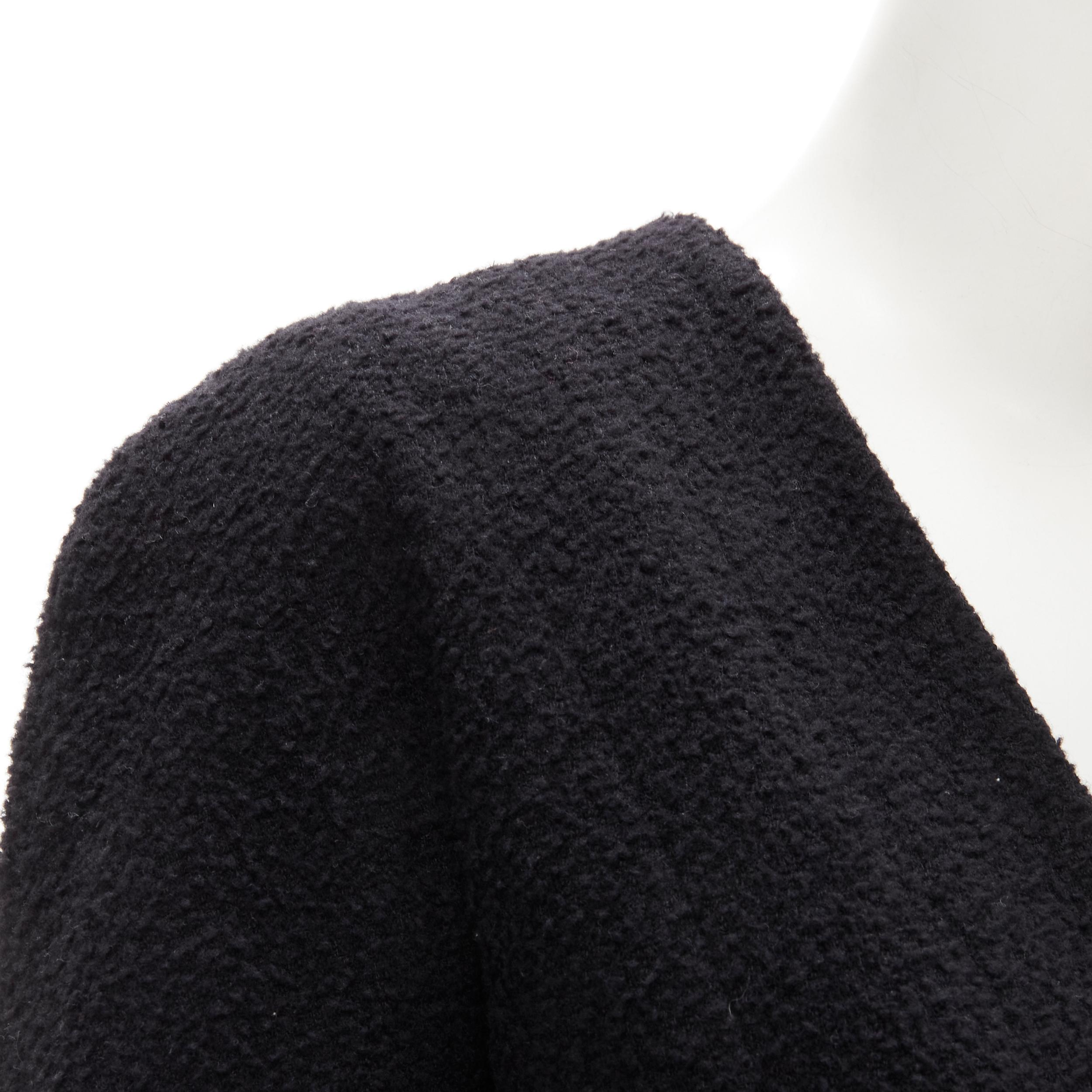 nouveau CHANEL 19A veste cocon en laine noire bouclée dorée à épaules rondes FR38 M en vente 3