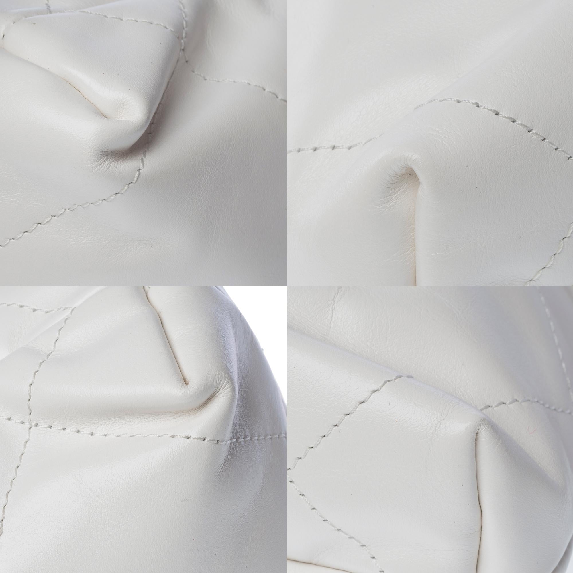 Nuevo Chanel 22 Mini bandolera de piel acolchada blanca, GHW en venta 7