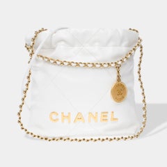 Nuevo Chanel 22 Mini bandolera de piel acolchada blanca, GHW
