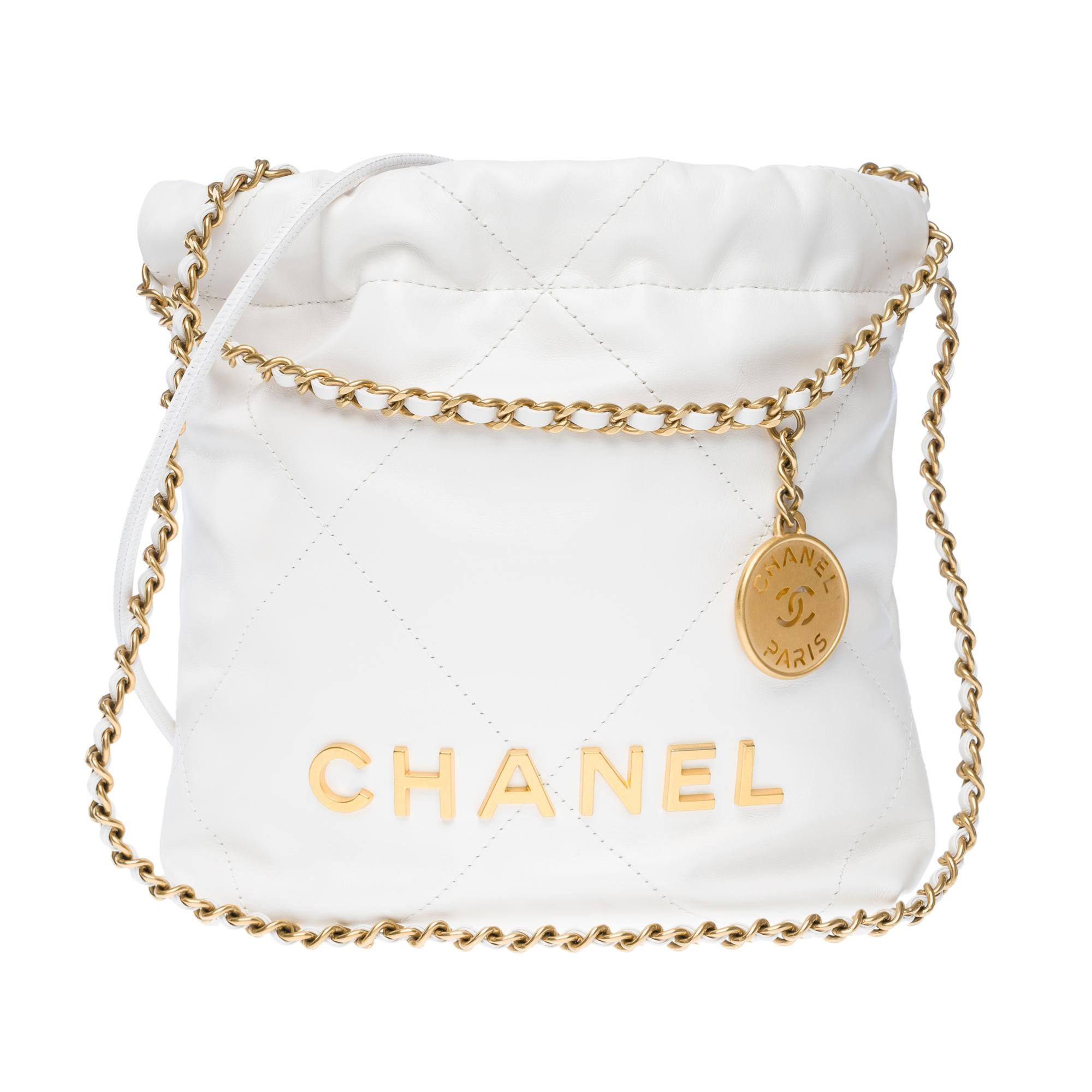 Nuevo Chanel 22 Mini bandolera de piel acolchada blanca, GHW Negro en venta