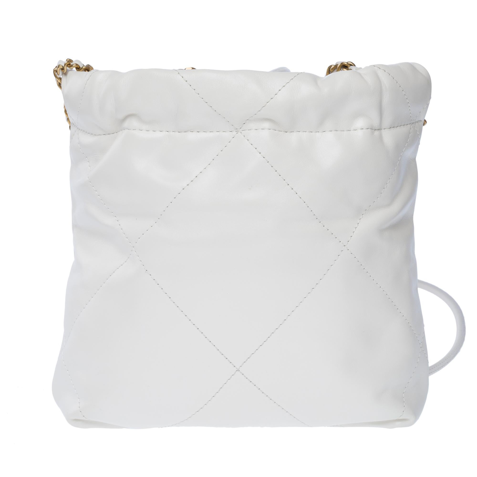 Nuevo Chanel 22 Mini bandolera de piel acolchada blanca, GHW en Nuevo estado para la venta en Paris, IDF