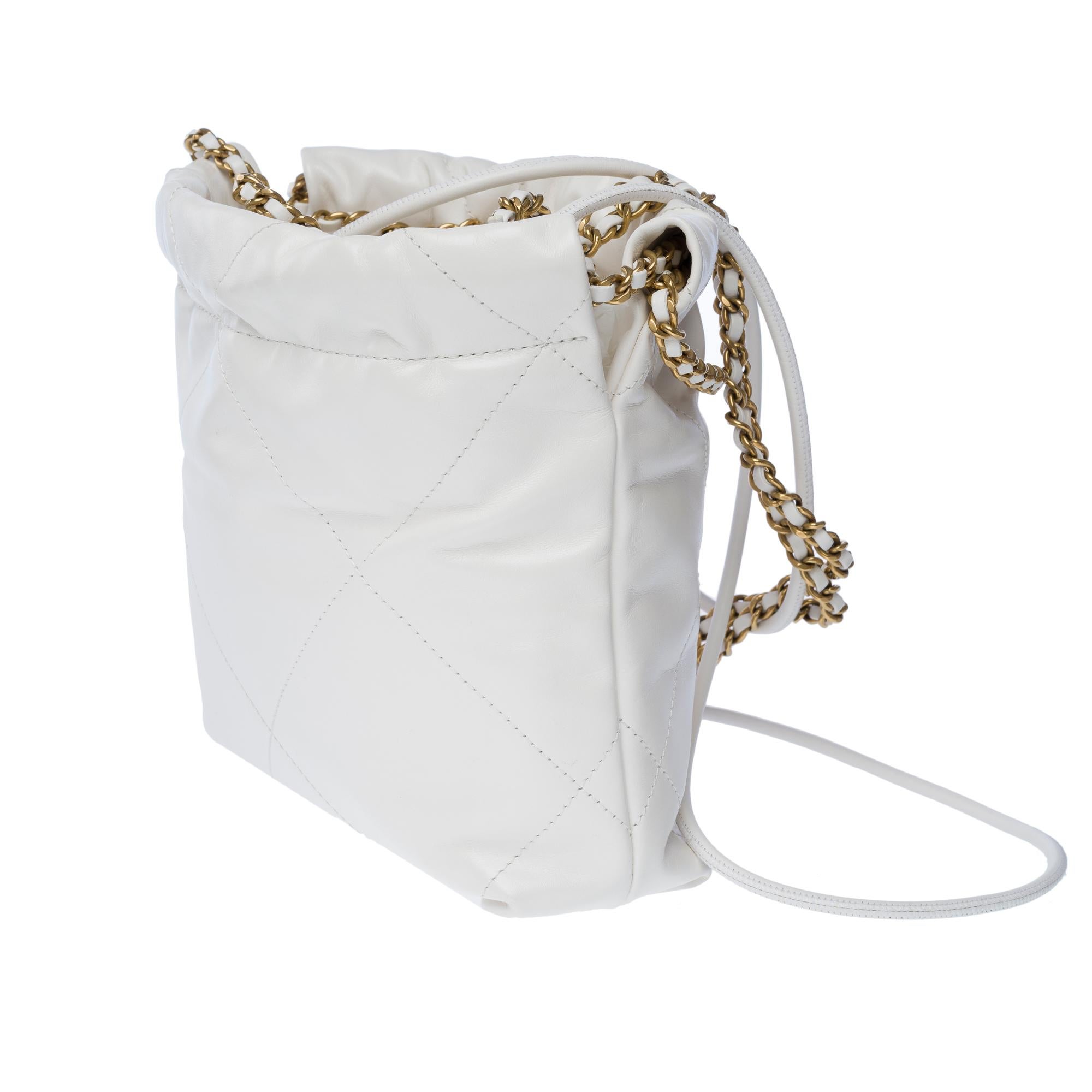 Nuevo Chanel 22 Mini bandolera de piel acolchada blanca, GHW en venta 1