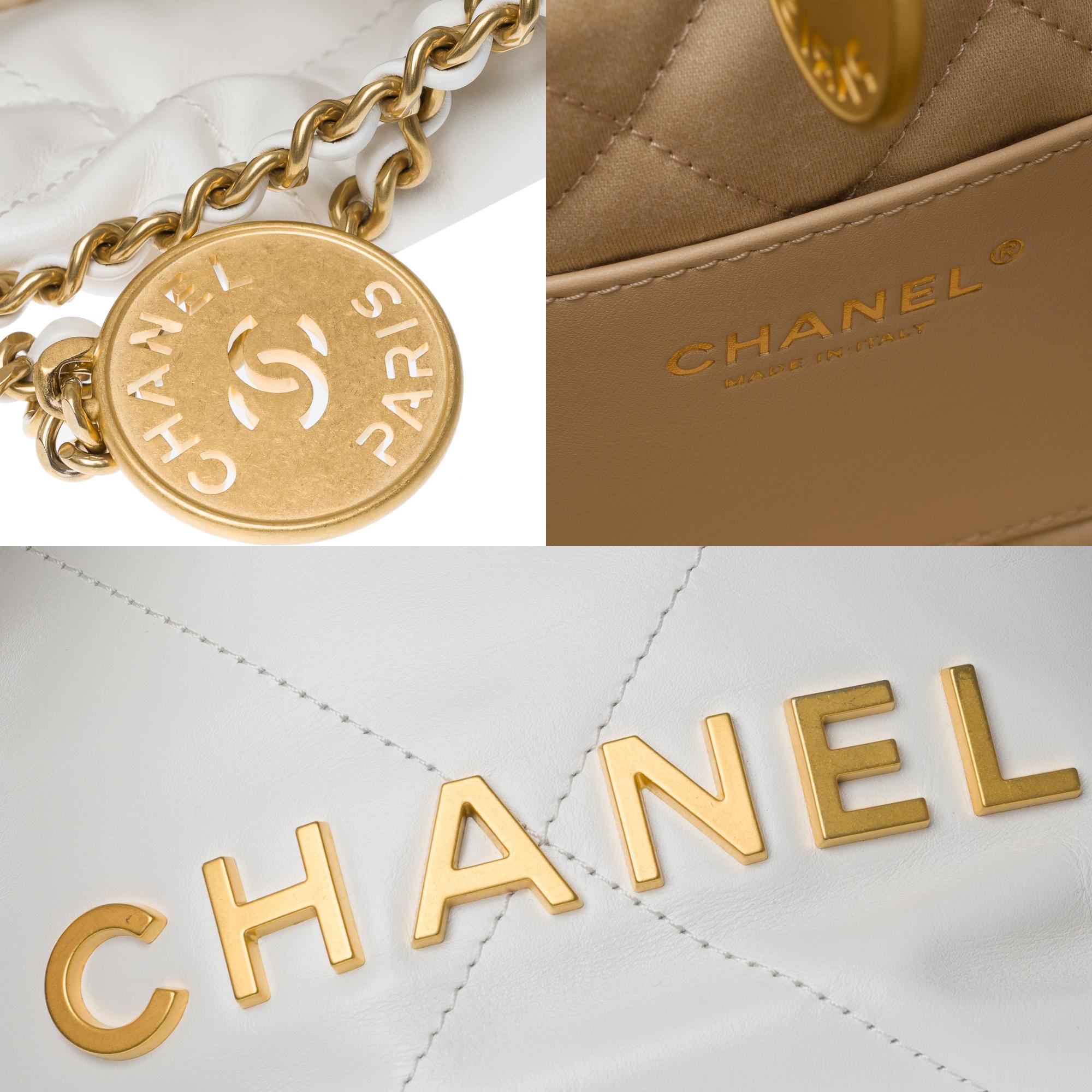 Nuevo Chanel 22 Mini bandolera de piel acolchada blanca, GHW en venta 2