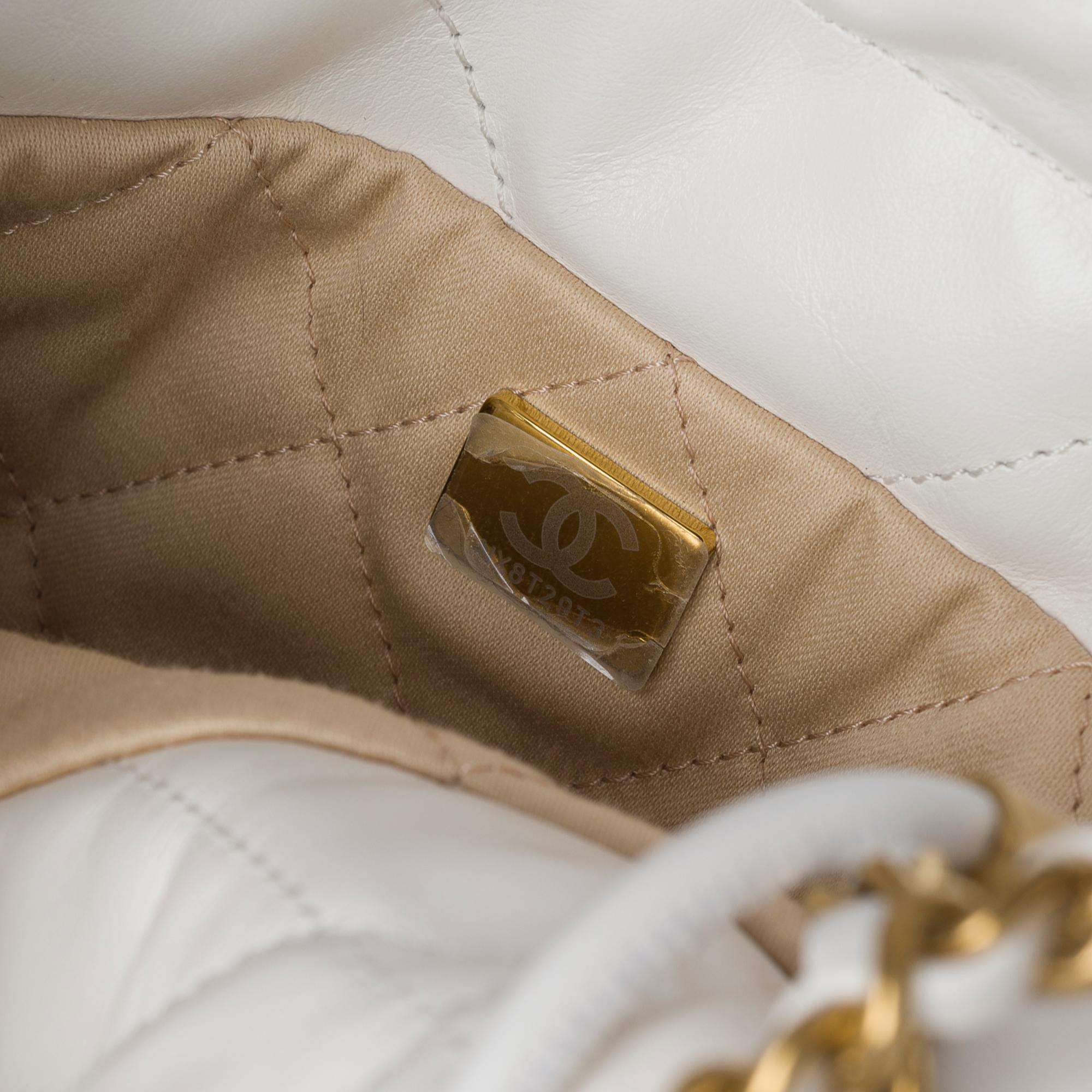 Nuevo Chanel 22 Mini bandolera de piel acolchada blanca, GHW en venta 3