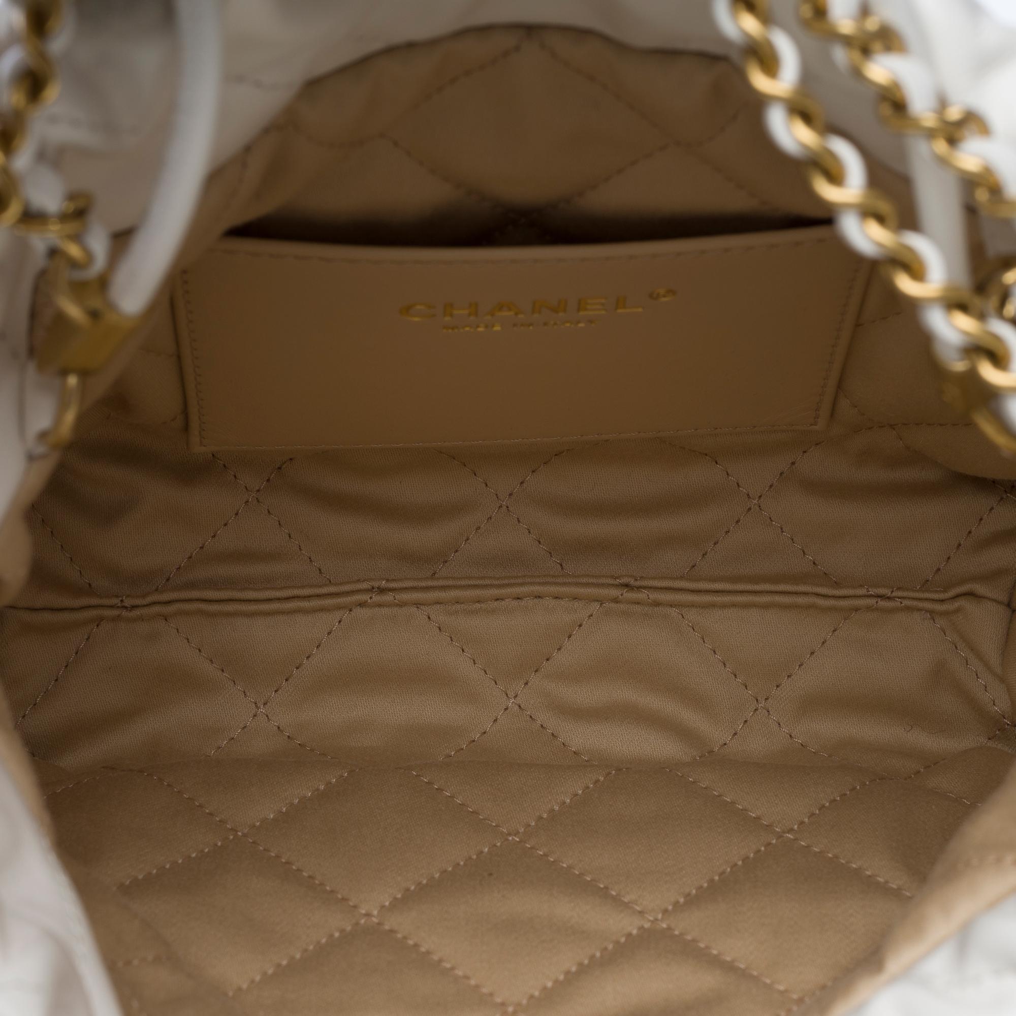 Nuevo Chanel 22 Mini bandolera de piel acolchada blanca, GHW en venta 4