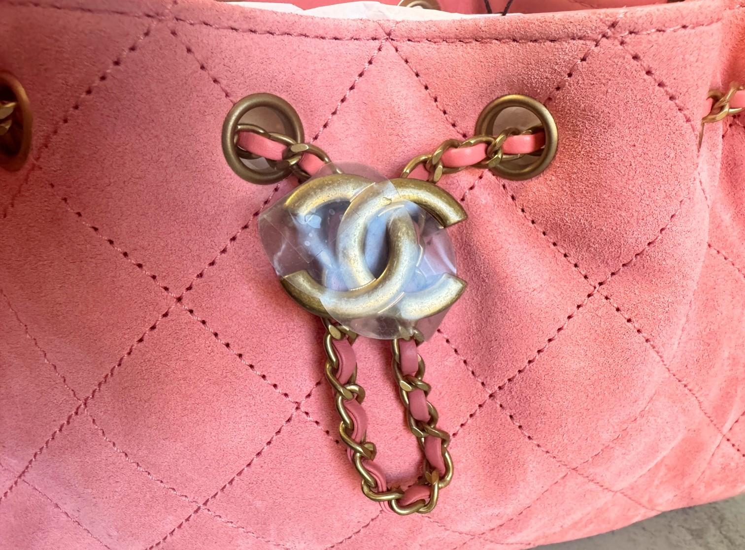 NEW Chanel 26C Mini Hobo Shoulder Bag in Pink Suede with Gold Hardware en vente 6