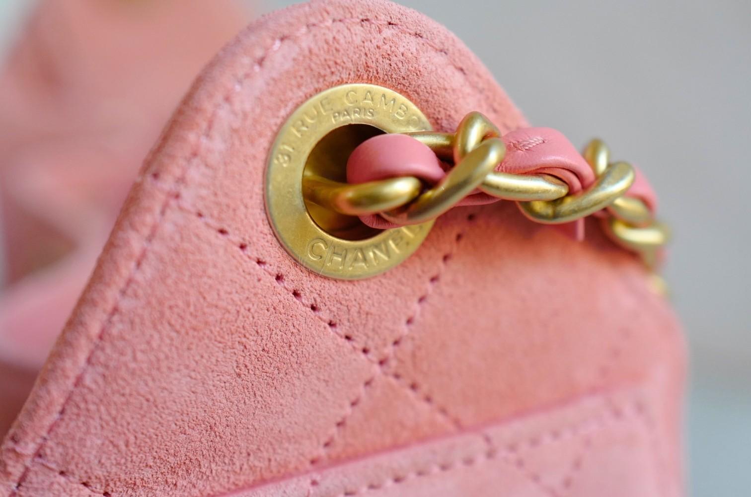NEW Chanel 26C Mini Hobo Shoulder Bag in Pink Suede with Gold Hardware en vente 7