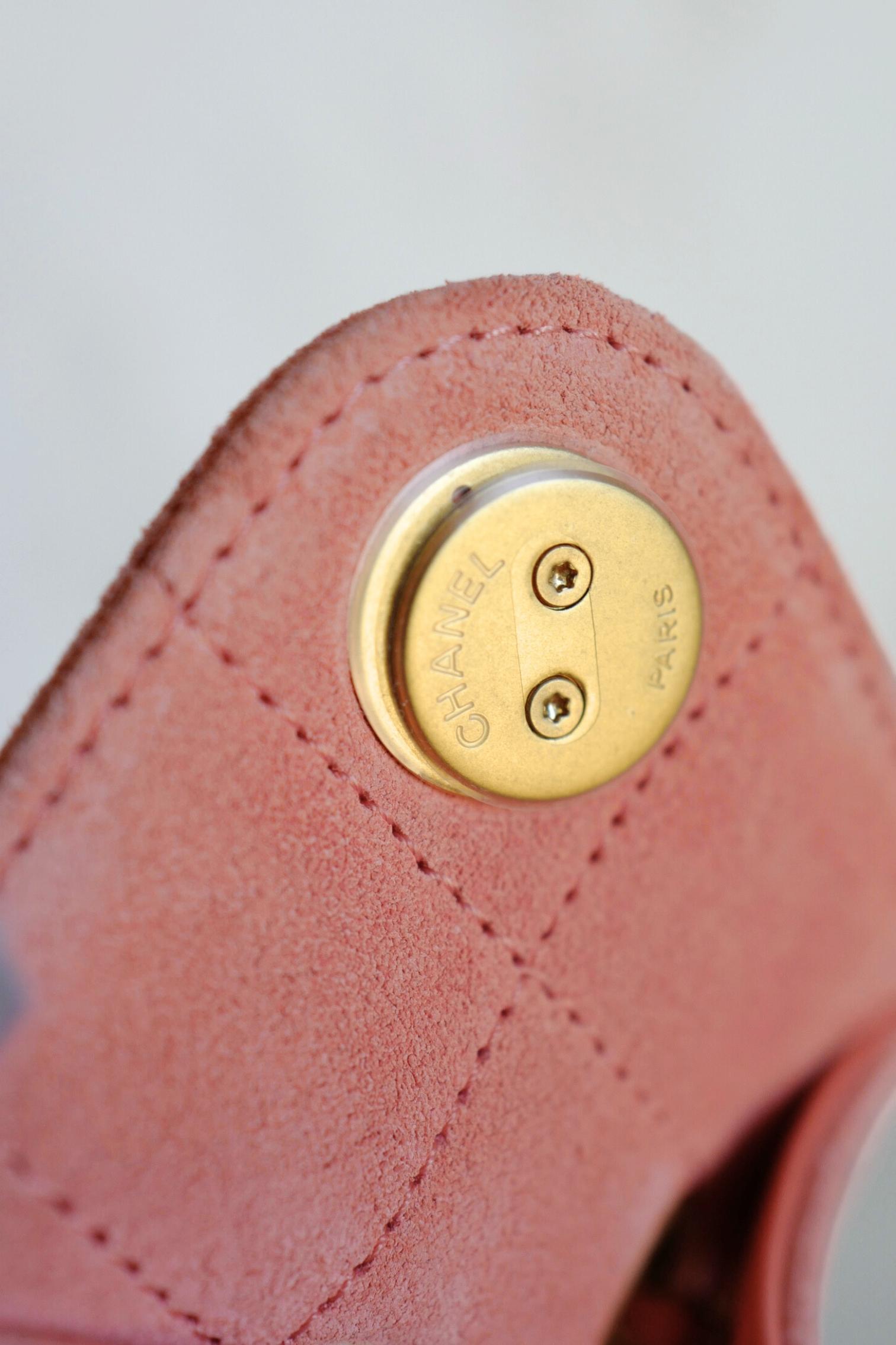 NEW Chanel 26C Mini Hobo Shoulder Bag in Pink Suede with Gold Hardware en vente 8