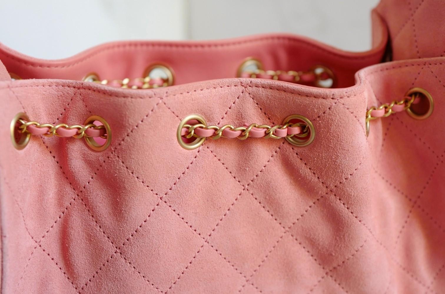 NEW Chanel 26C Mini Hobo Shoulder Bag in Pink Suede with Gold Hardware en vente 9