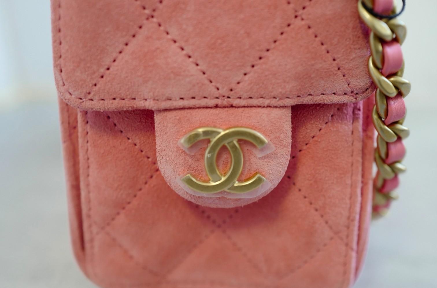 NEW Chanel 26C Mini Hobo Shoulder Bag in Pink Suede with Gold Hardware en vente 10