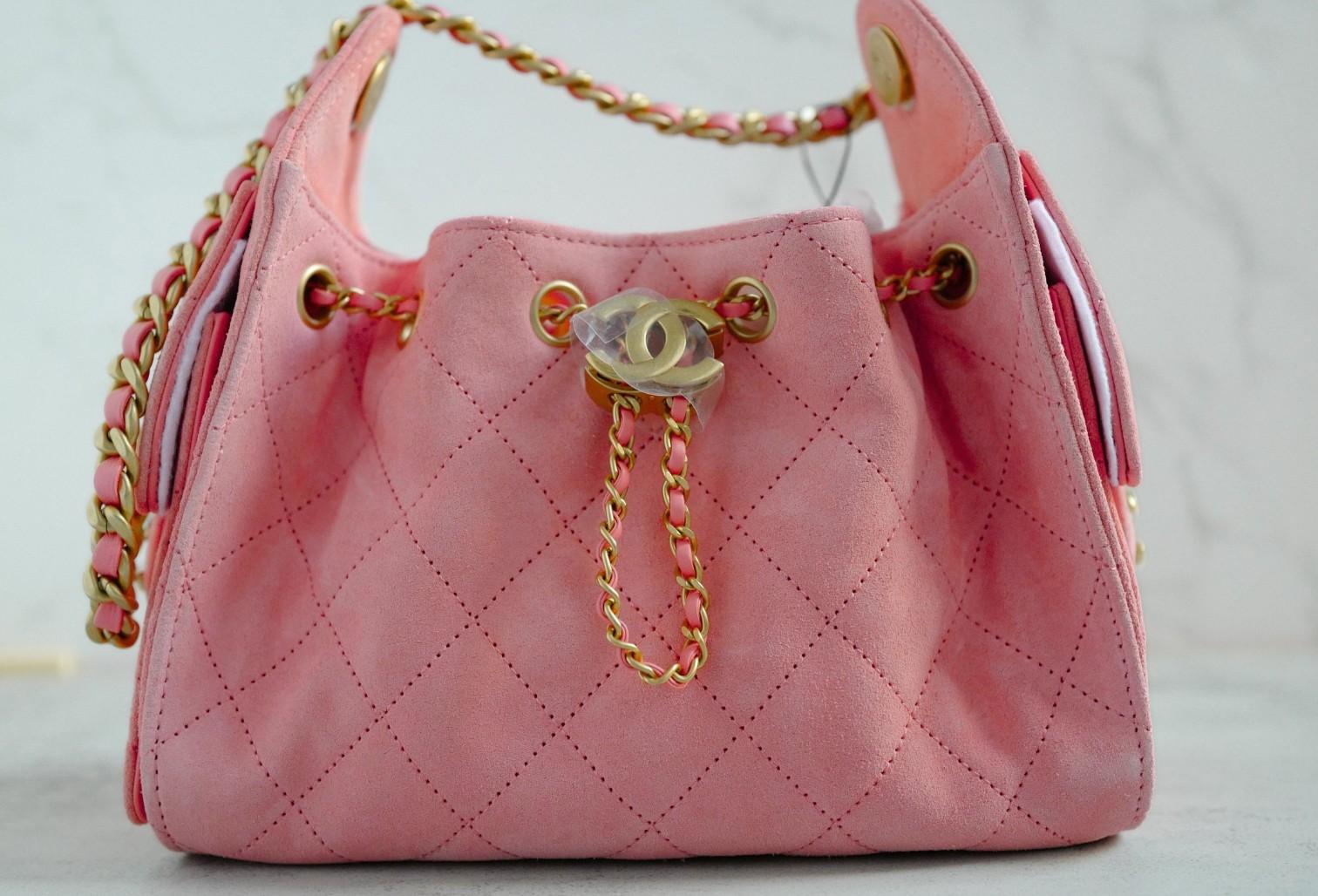 NEW Chanel 26C Mini Hobo Shoulder Bag in Pink Suede with Gold Hardware en vente 11