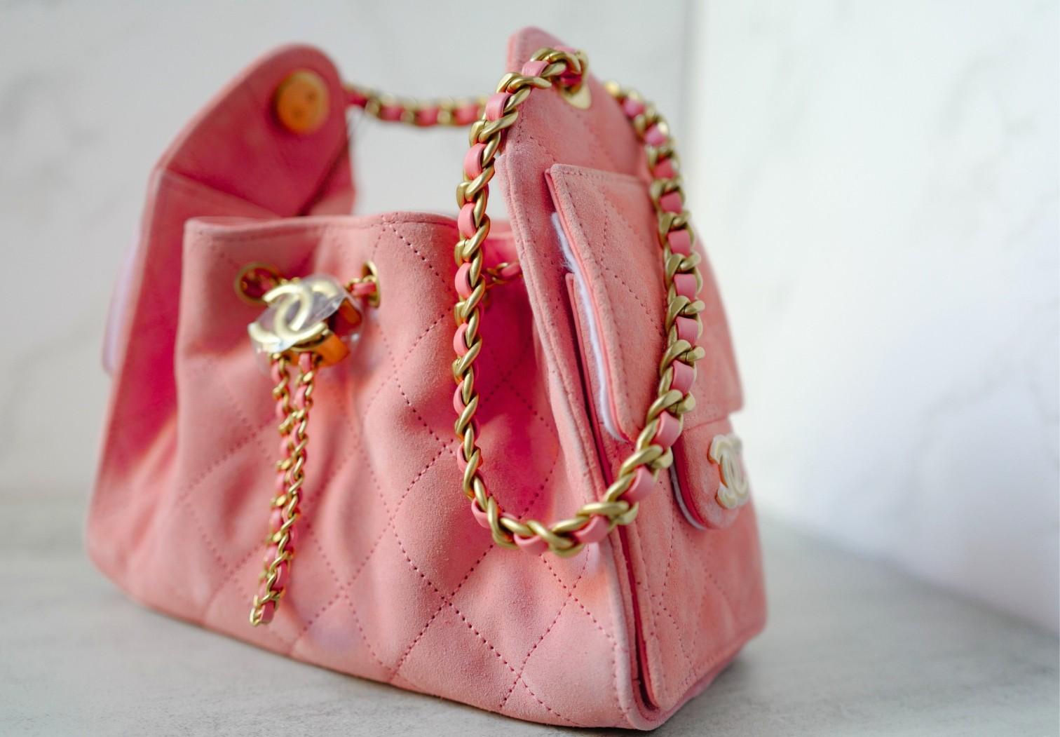 NEW Chanel 26C Mini Hobo Shoulder Bag in Pink Suede with Gold Hardware en vente 12