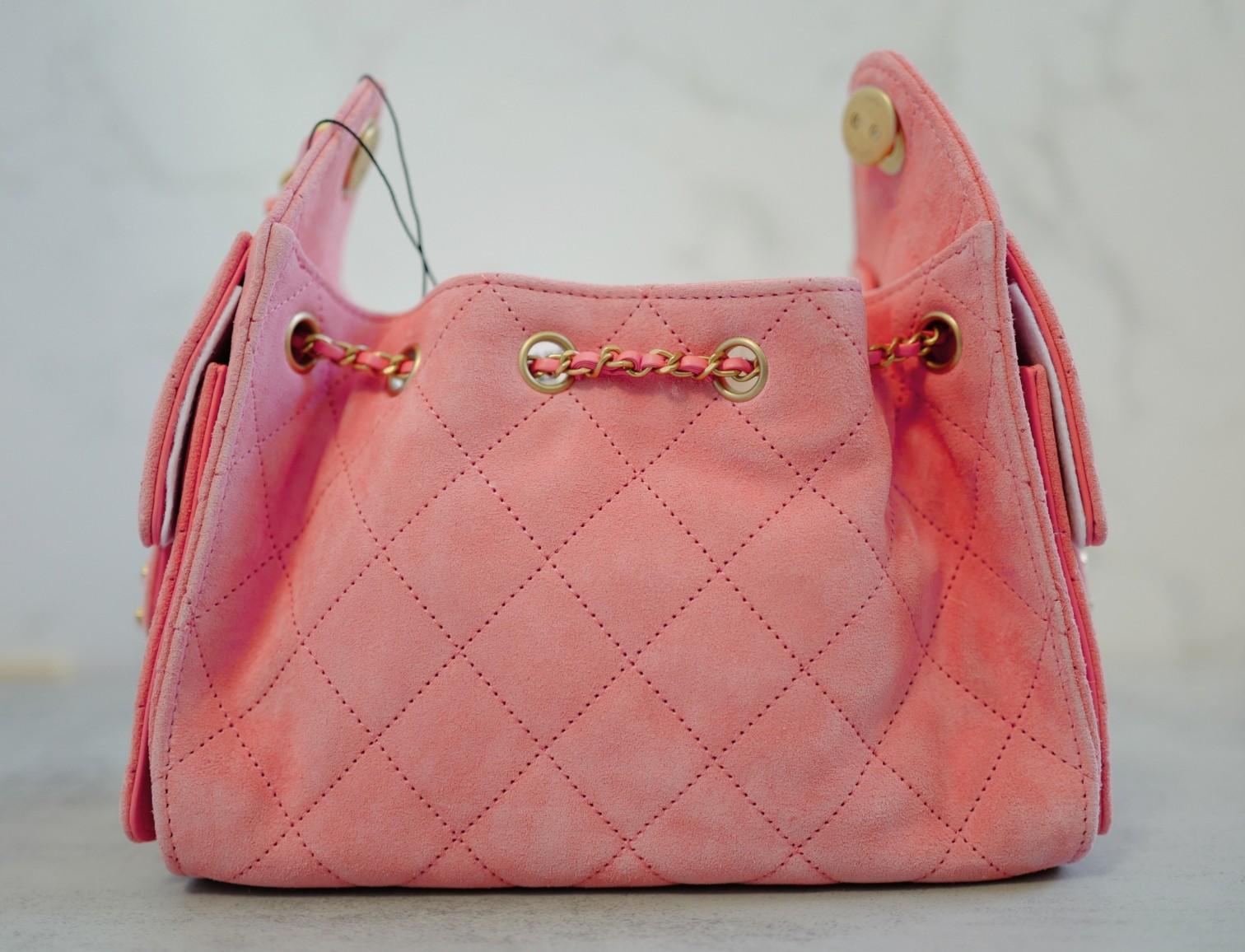 NEW Chanel 26C Mini Hobo Shoulder Bag in Pink Suede with Gold Hardware en vente 13