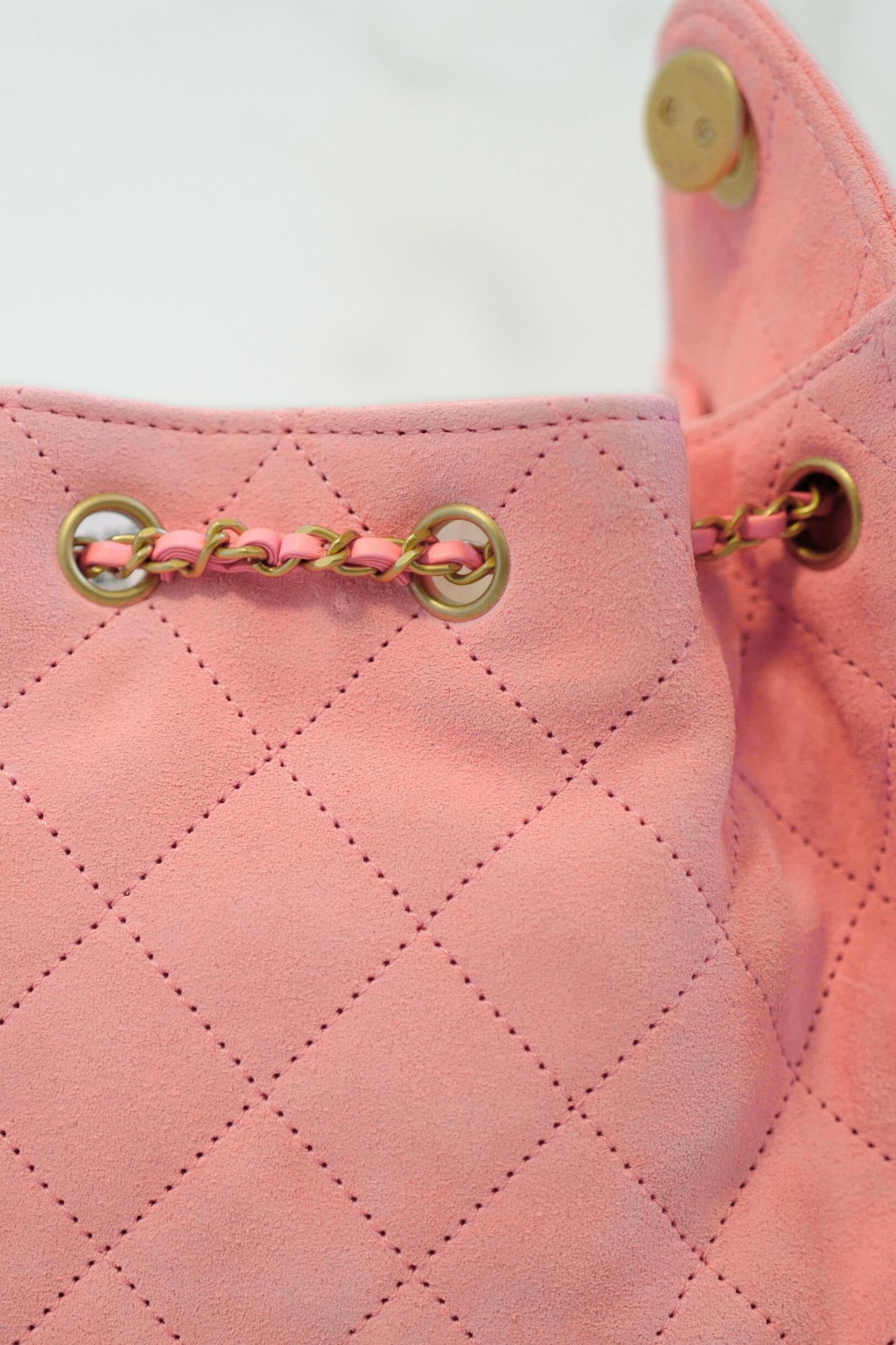 NEW Chanel 26C Mini Hobo Shoulder Bag in Pink Suede with Gold Hardware en vente 15