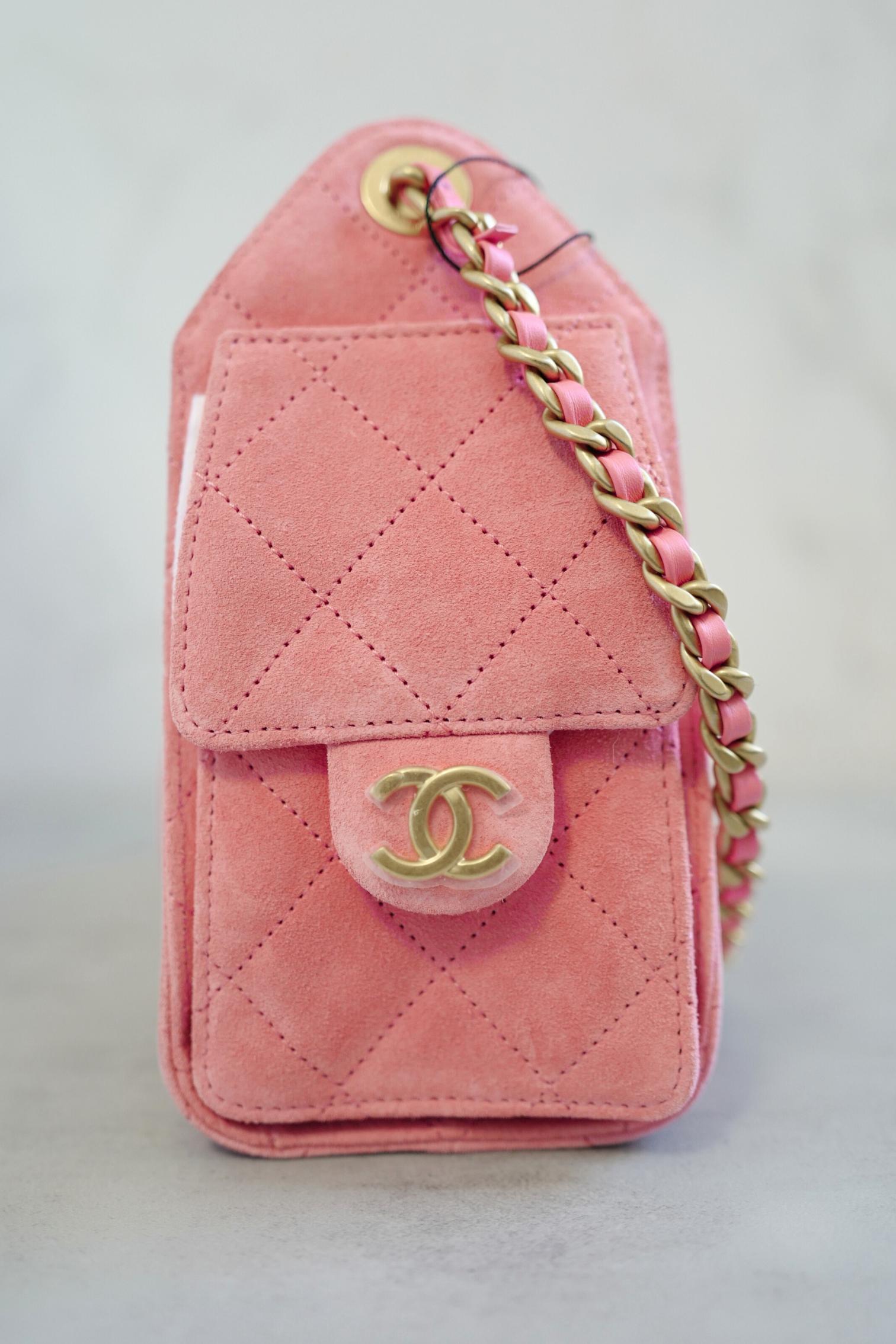 Le Chanel 26C Mini Hobo Shoulder Bag en daim rose avec Eleg en or est une expression raffinée de l'élégance moderne. La finition en daim rose doux dégage un sentiment de féminité et de charme, magnifiquement contrasté par la quincaillerie lumineuse