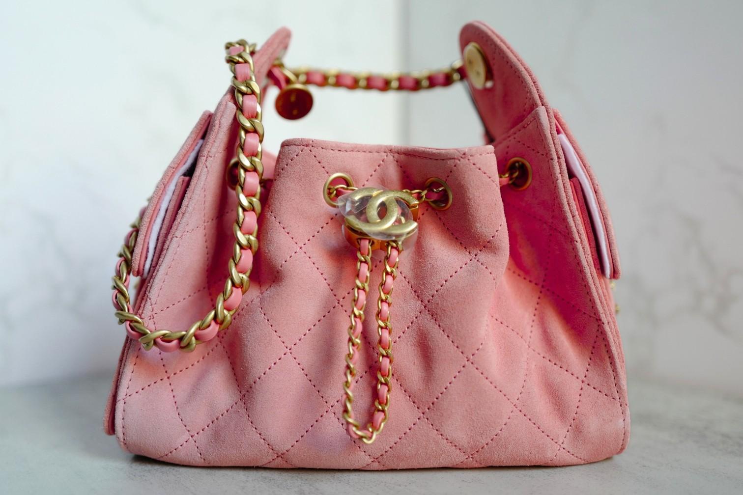 NEW Chanel 26C Mini Hobo Shoulder Bag in Pink Suede with Gold Hardware en vente 16
