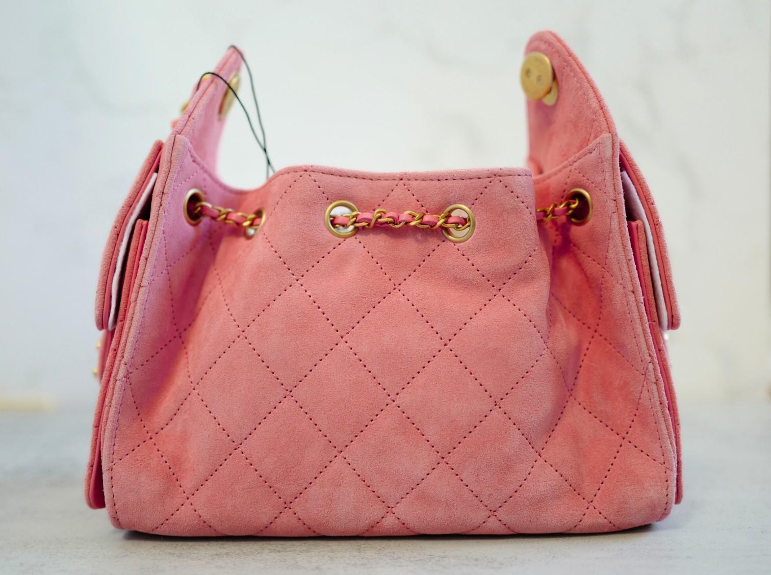 Rose NEW Chanel 26C Mini Hobo Shoulder Bag in Pink Suede with Gold Hardware en vente