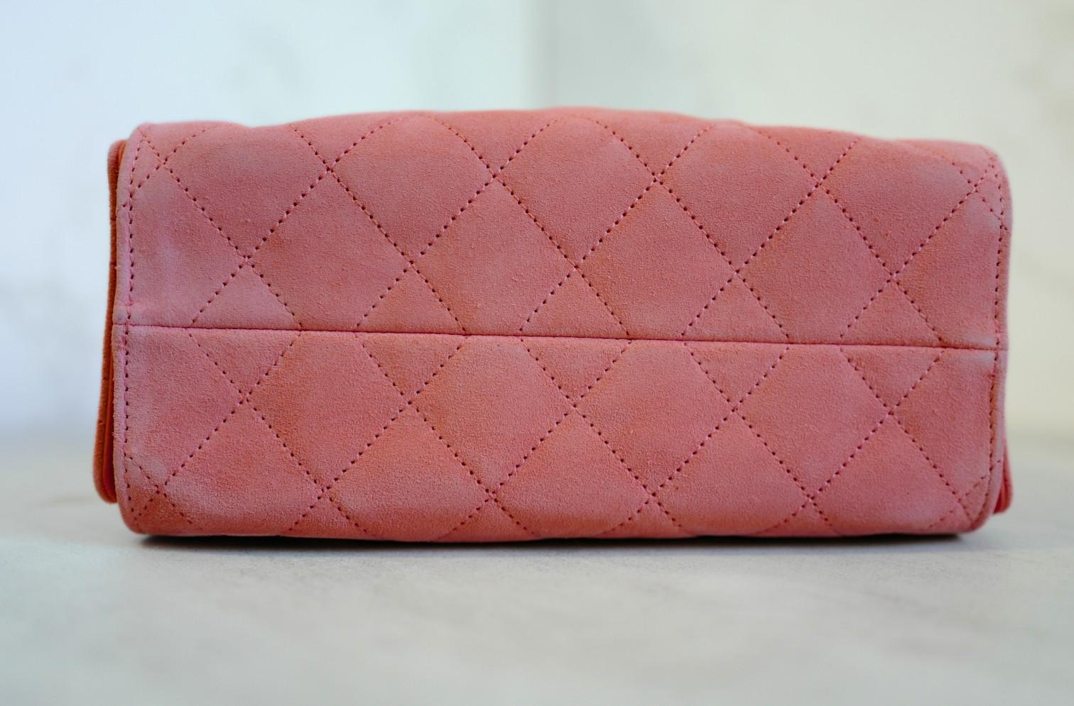 NEW Chanel 26C Mini Hobo Shoulder Bag in Pink Suede with Gold Hardware en vente 1