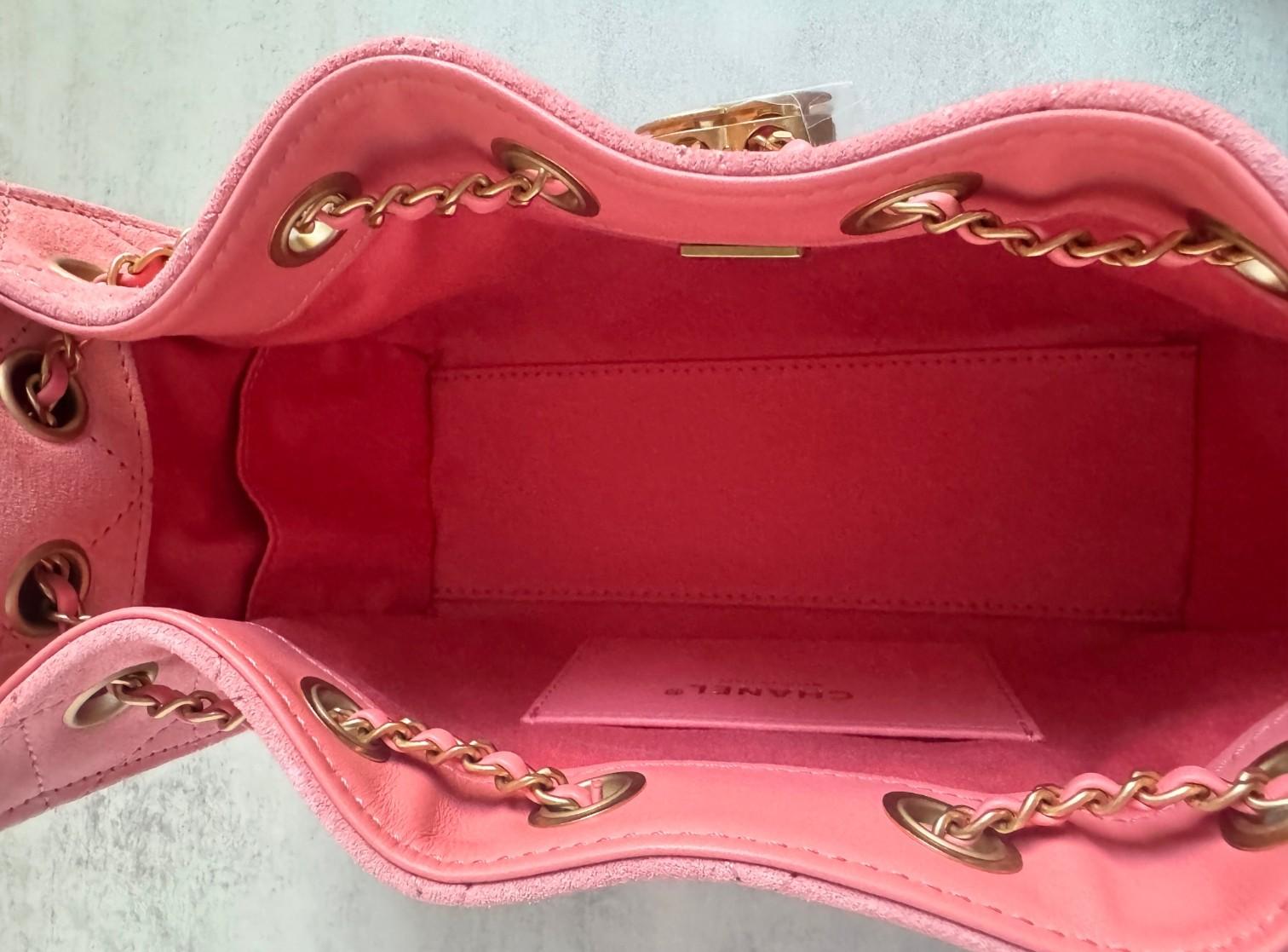 NEW Chanel 26C Mini Hobo Shoulder Bag in Pink Suede with Gold Hardware en vente 2