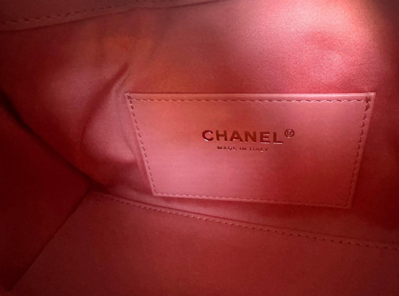NEW Chanel 26C Mini Hobo Shoulder Bag in Pink Suede with Gold Hardware en vente 3