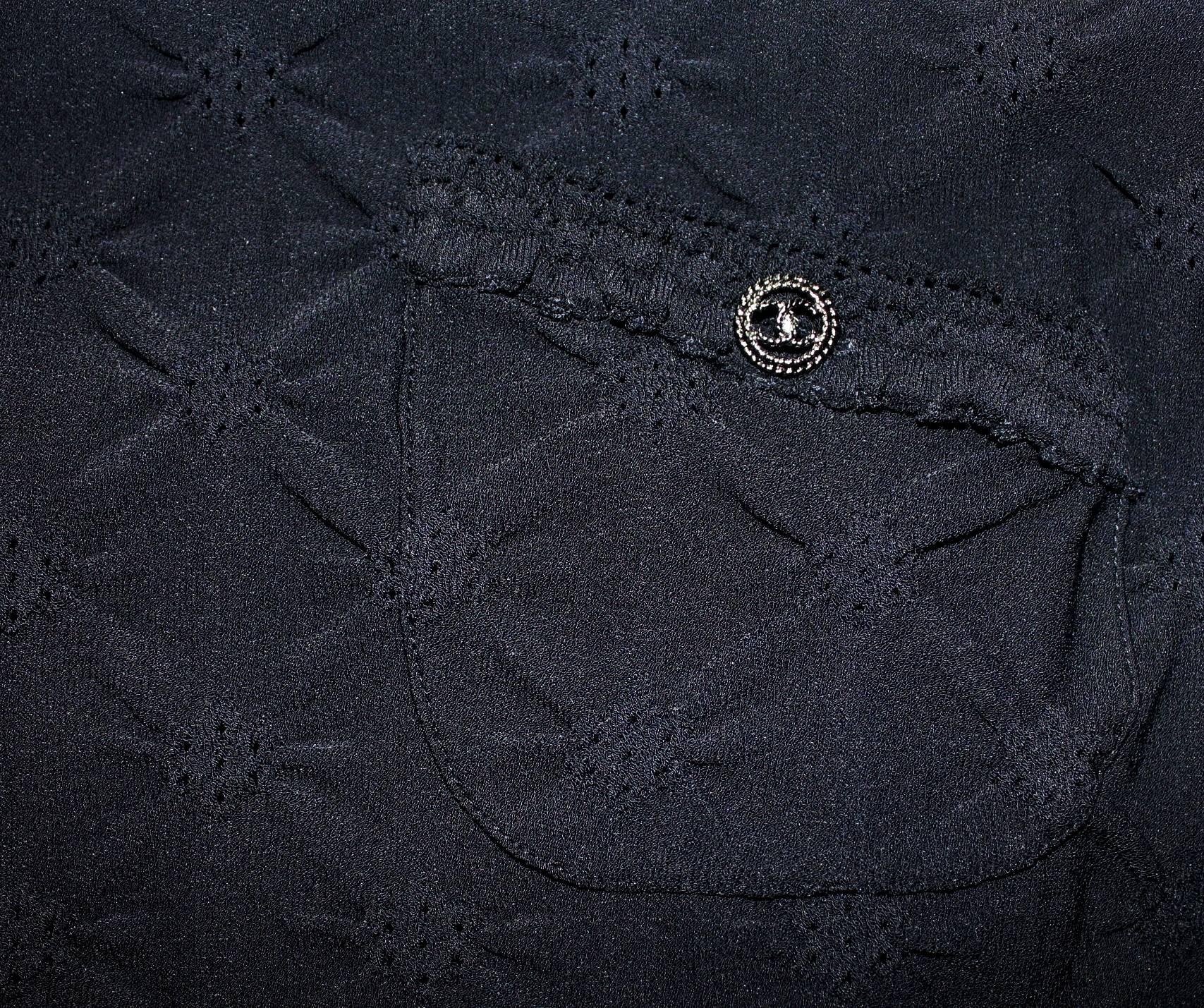 Noir Chanel - Robe de cocktail en maille crochet noire LBD 36, état neuf en vente