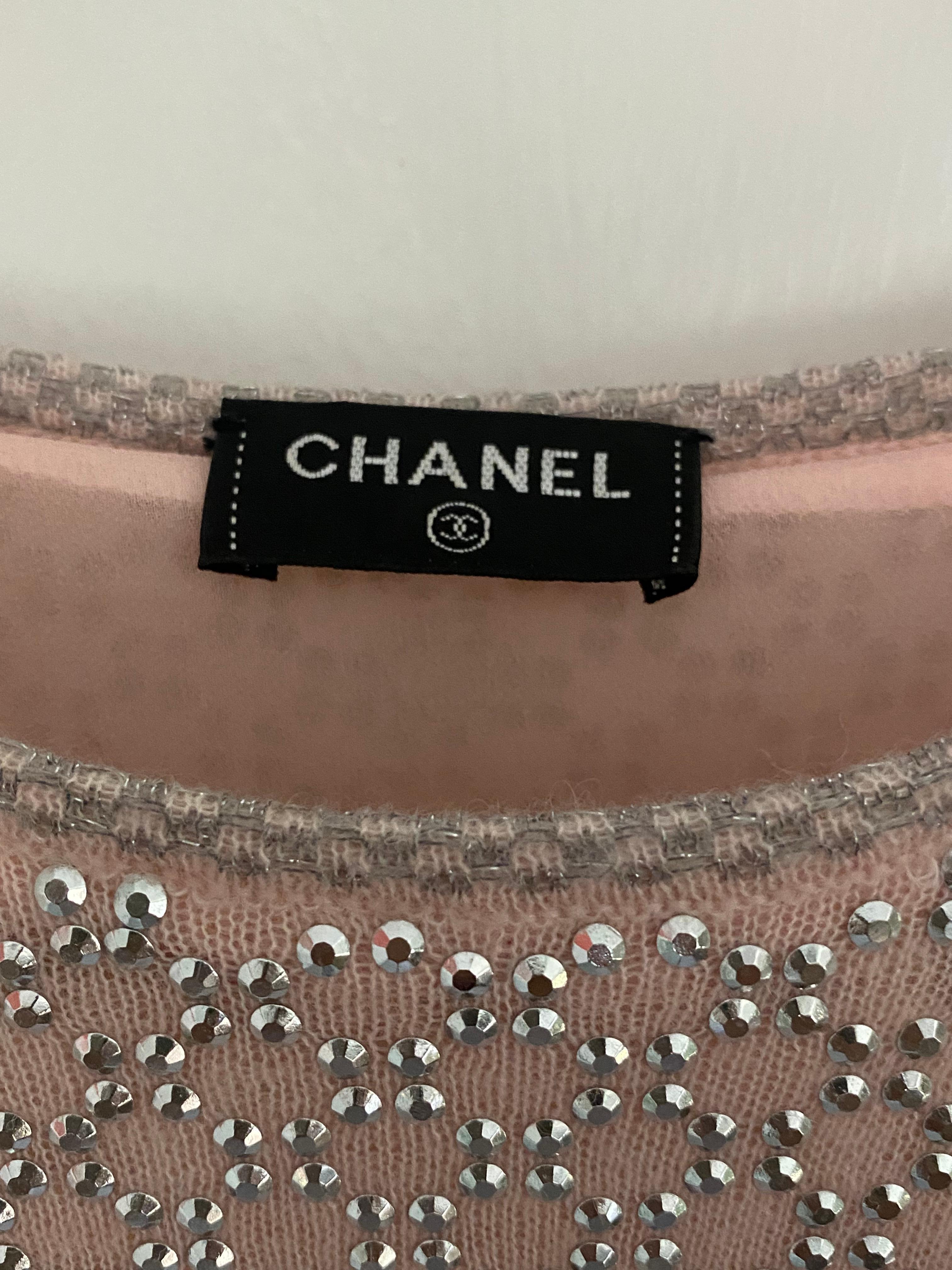 Chanel - Robe embellie cloutée argentée rose pâle, taille 38, état neuf en vente 4