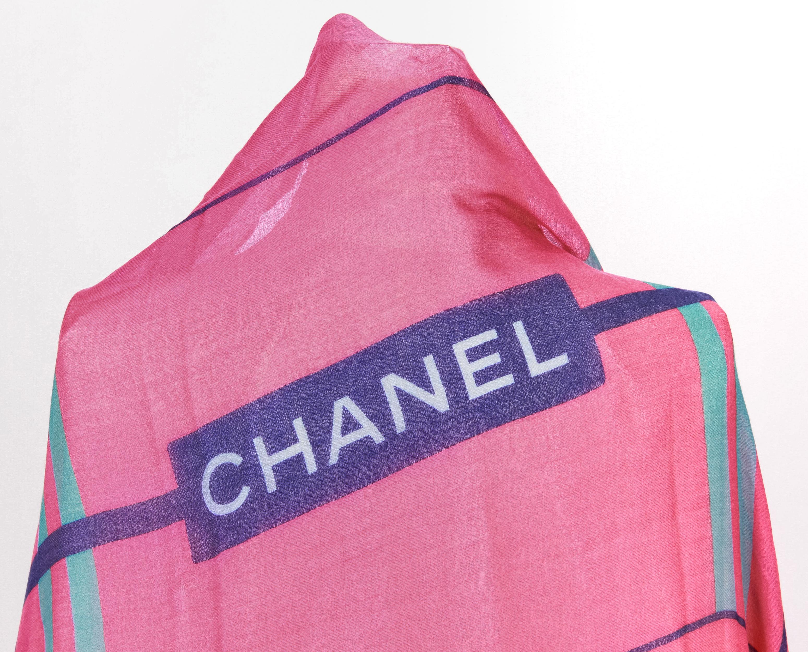 Mehrfarbiger Chanel Strandhut aus Kaschmir und Seidenschal in Rot 52 im Zustand „Neu“ im Angebot in West Hollywood, CA