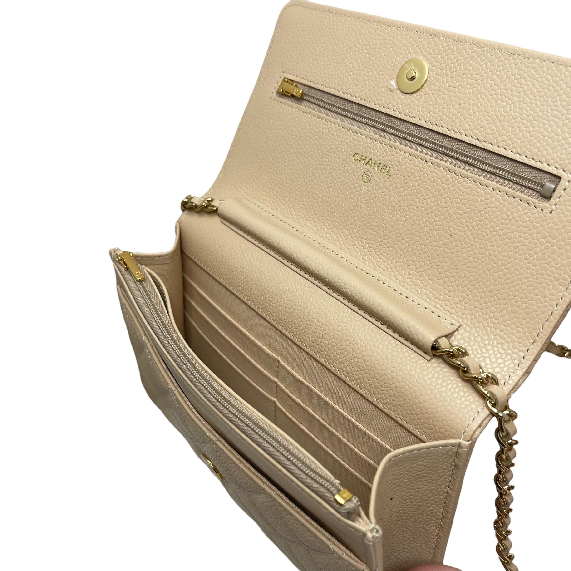 NEU Chanel Beige Klassische gesteppte Kaviar Leder Brieftasche auf einer Kette Crossbody Bag im Angebot 9