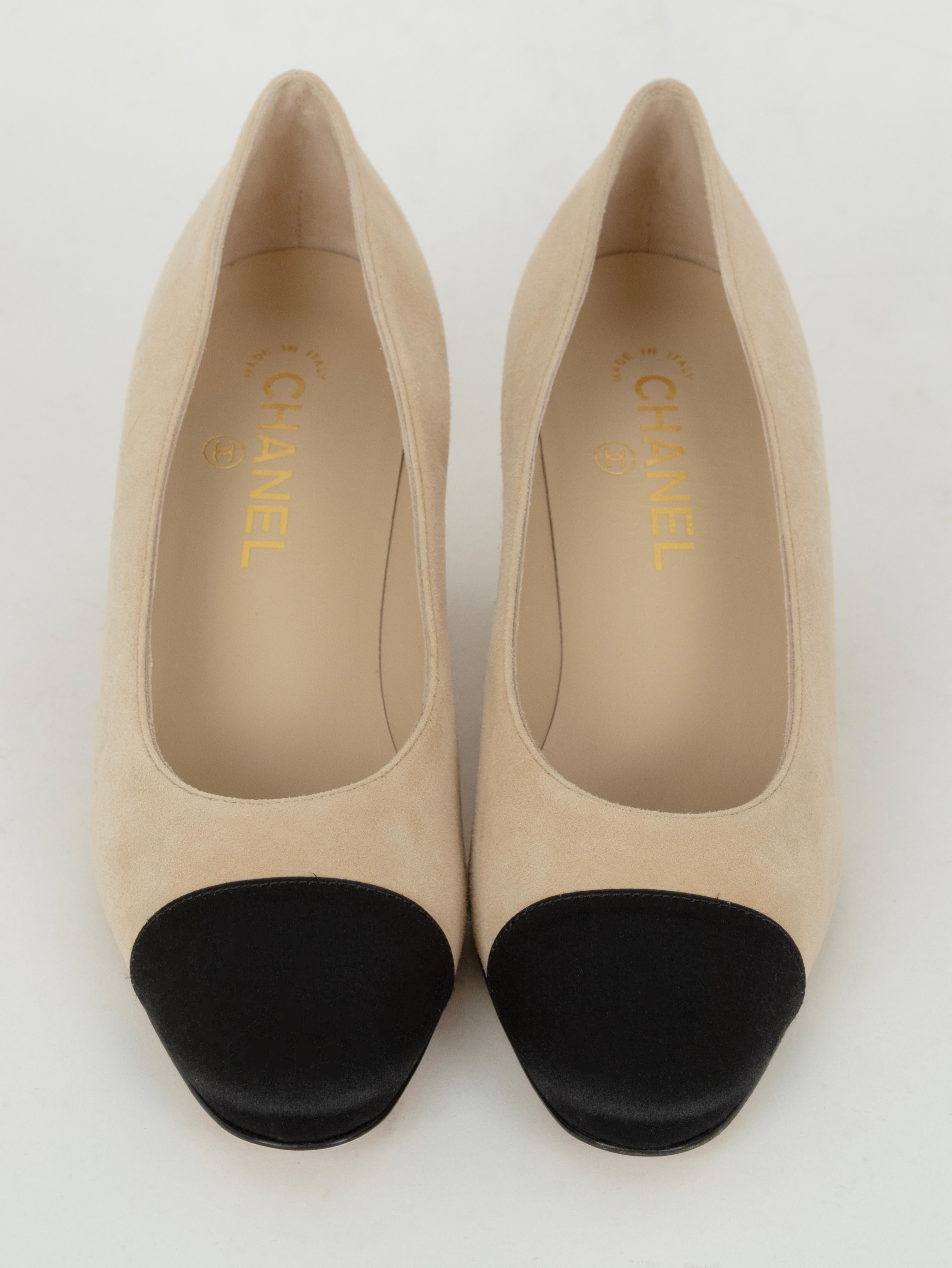 Neu Chanel Beige Kid Suede Schwarz Satin Cap Toe Pump - 39, 21st C (Braun) im Angebot