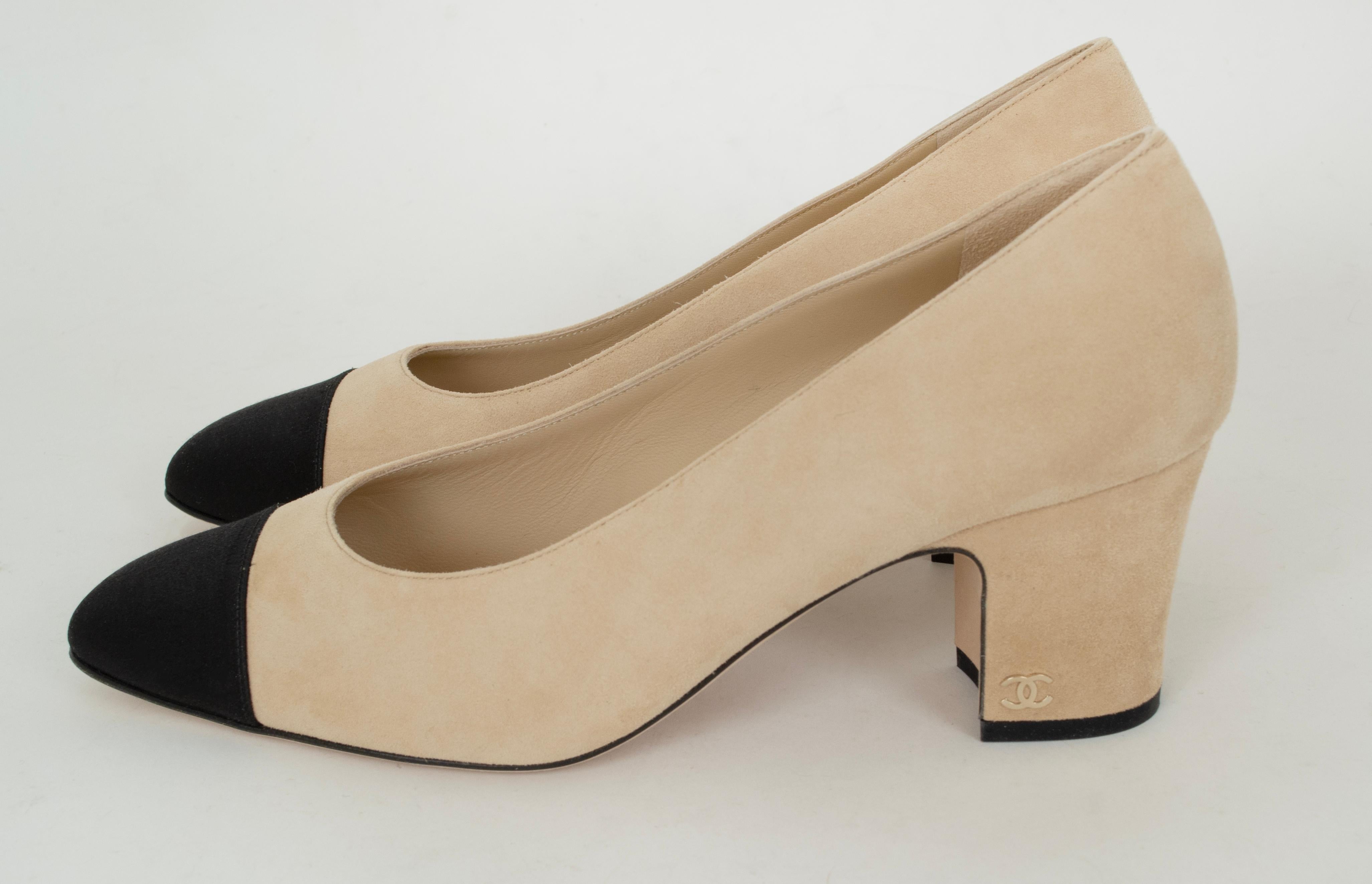 Neu Chanel Beige Kid Suede Schwarz Satin Cap Toe Pump - 39, 21st C im Zustand „Neu“ im Angebot in Tucson, AZ