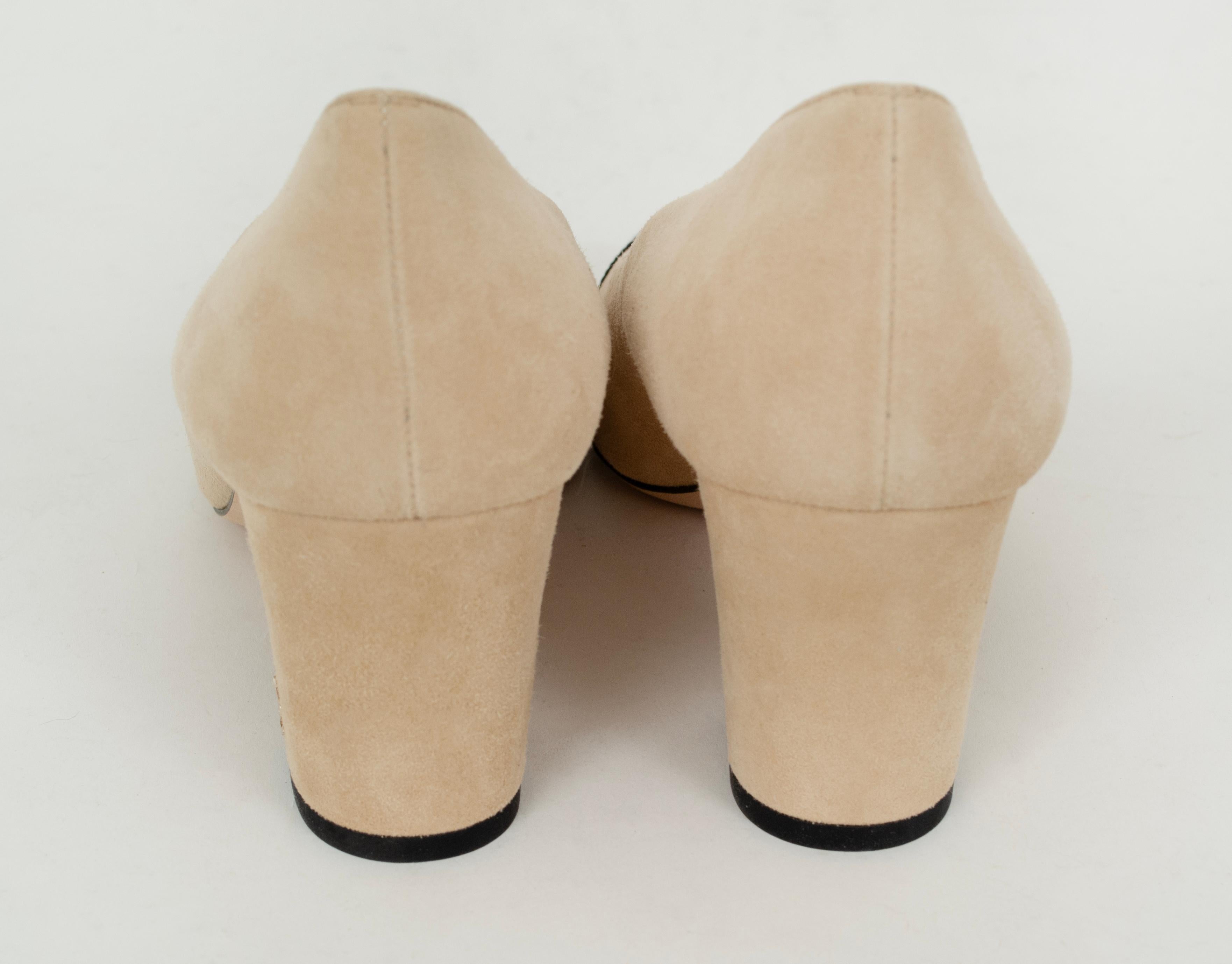 Neu Chanel Beige Kid Suede Schwarz Satin Cap Toe Pump - 39, 21st C Damen im Angebot