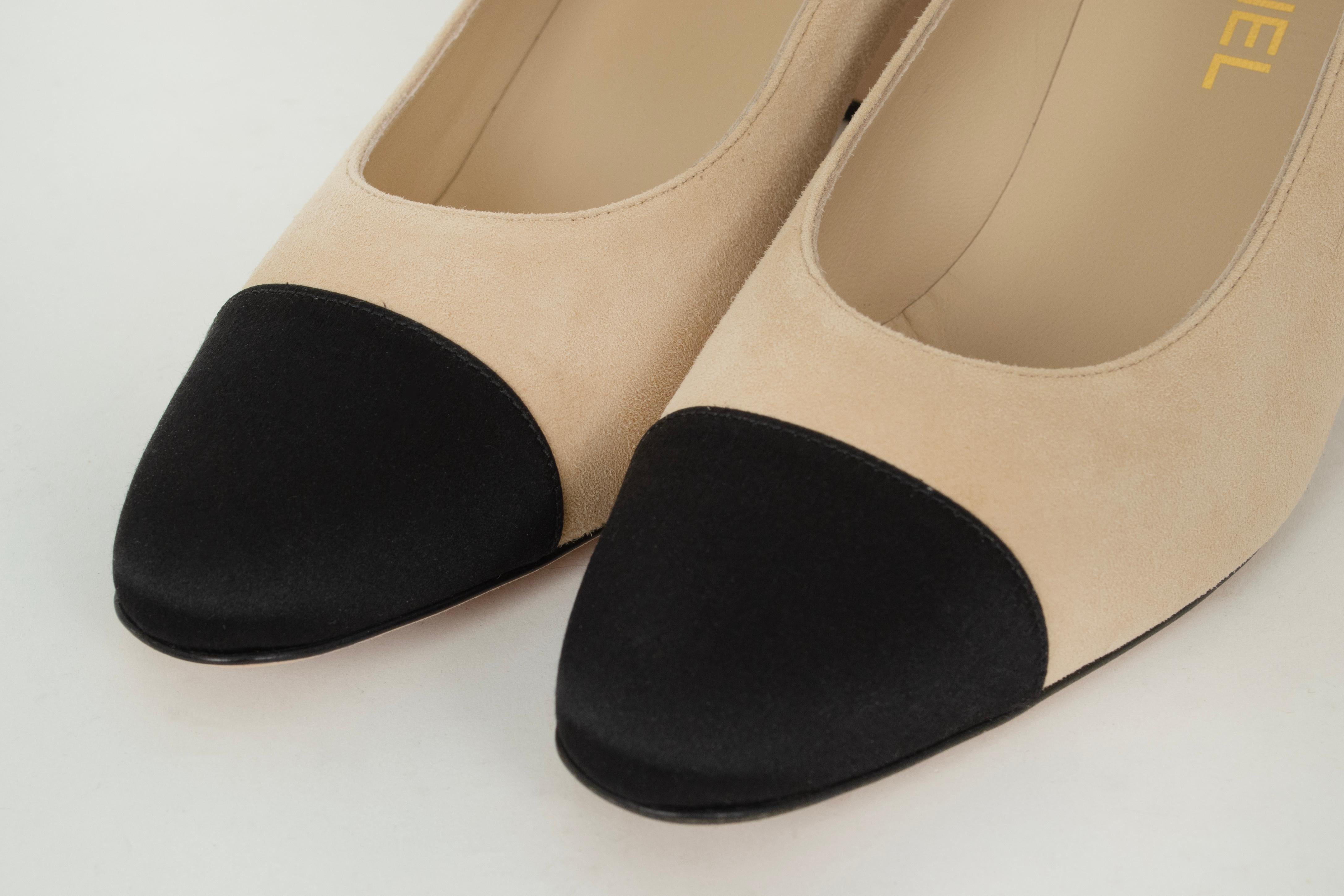 Neu Chanel Beige Kid Suede Schwarz Satin Cap Toe Pump - 39, 21st C im Angebot 1