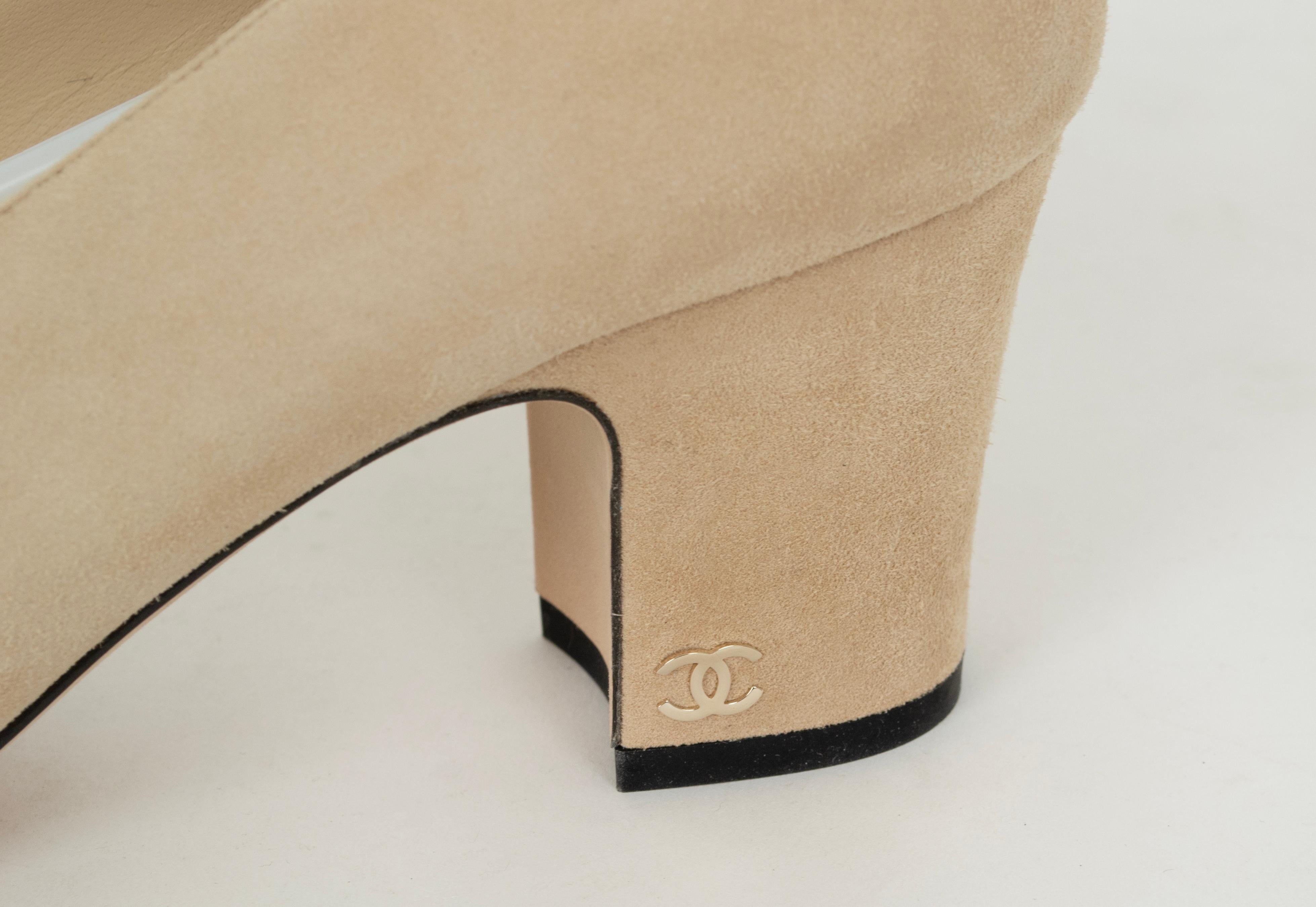 Neu Chanel Beige Kid Suede Schwarz Satin Cap Toe Pump - 39, 21st C im Angebot 2