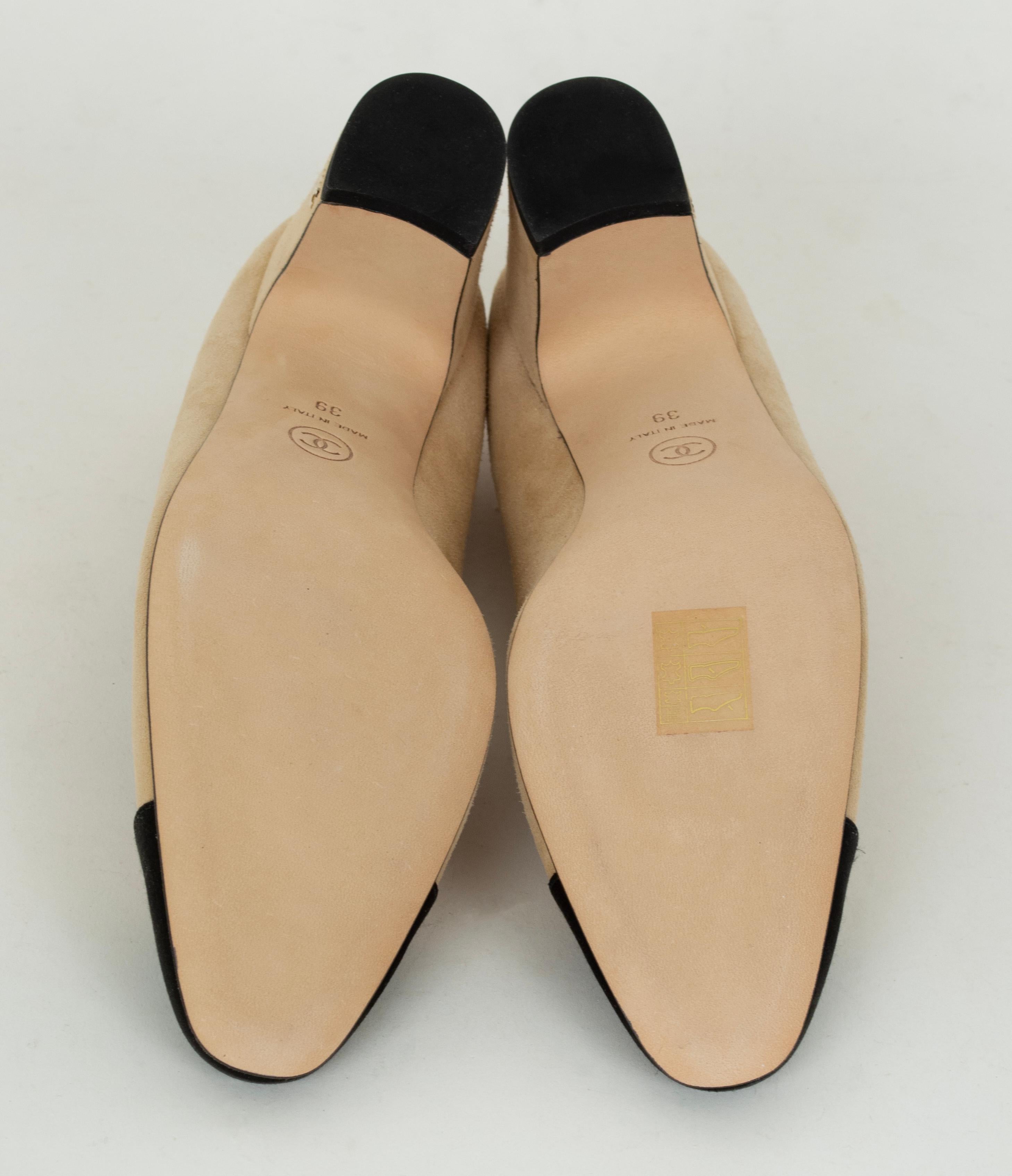 Neu Chanel Beige Kid Suede Schwarz Satin Cap Toe Pump - 39, 21st C im Angebot 3