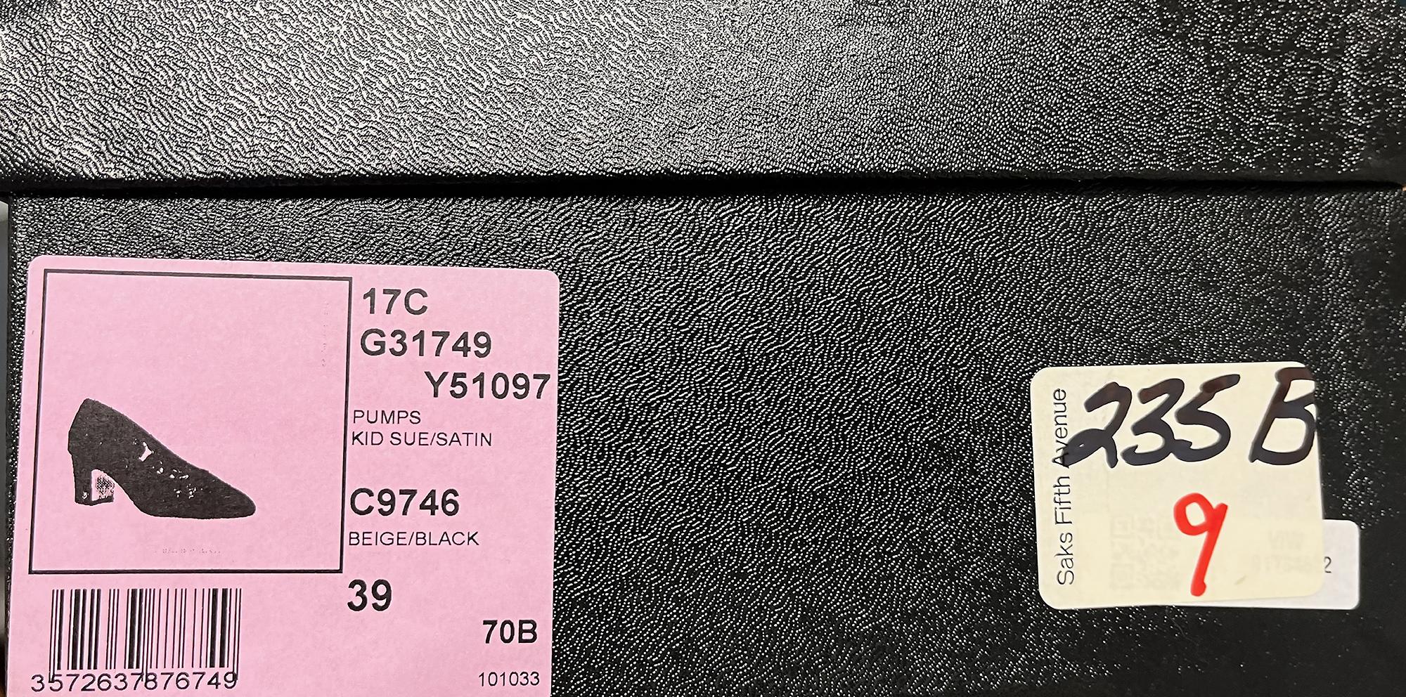 Neu Chanel Beige Kid Suede Schwarz Satin Cap Toe Pump - 39, 21st C im Angebot 4