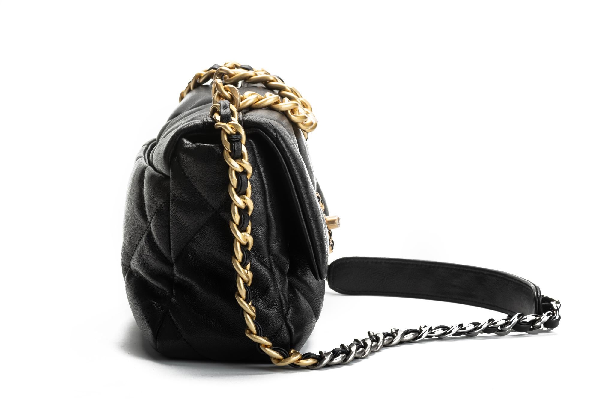 Neu Chanel Schwarz 19 Tasche Selten im Zustand „Neu“ in West Hollywood, CA