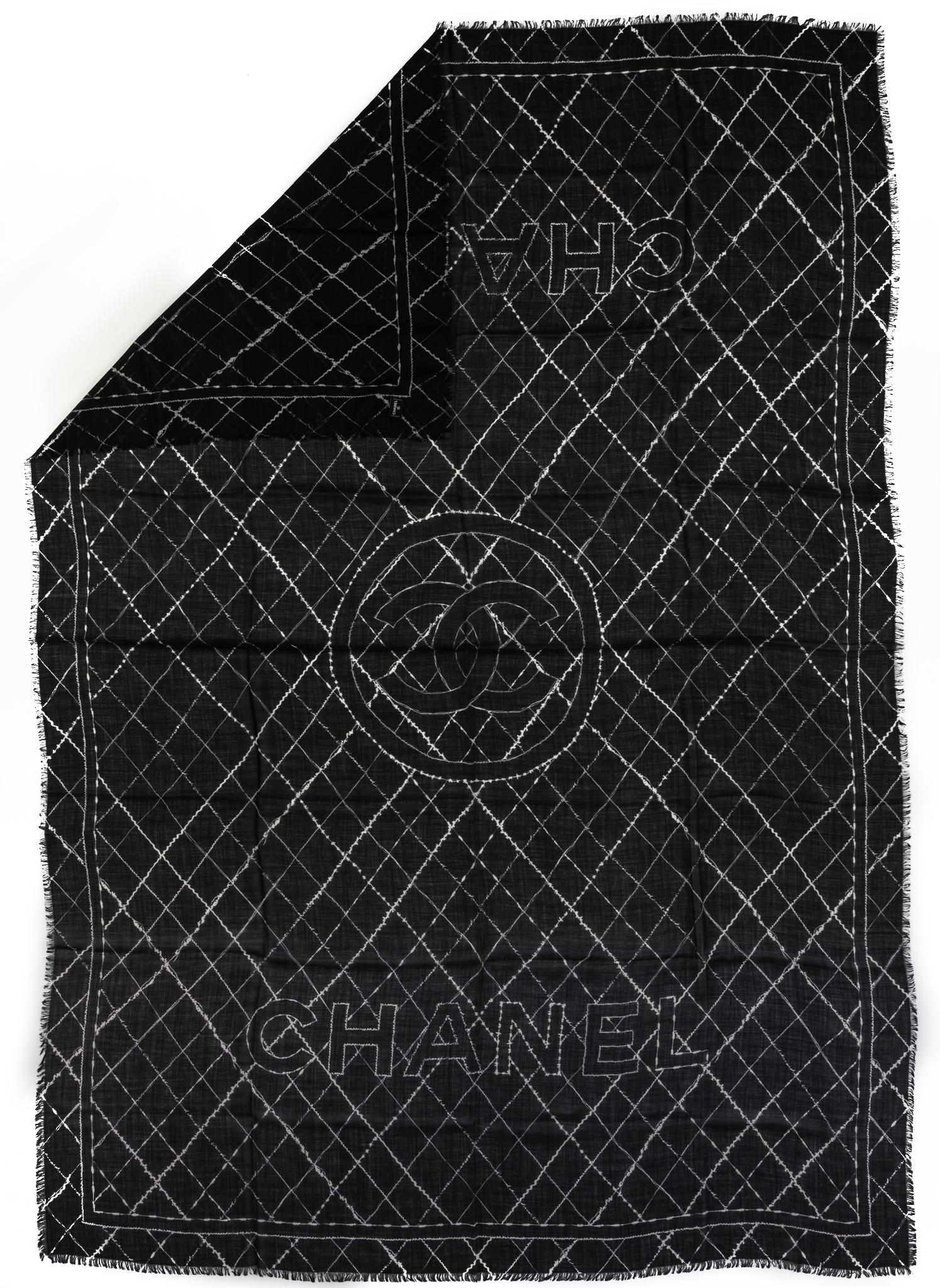 Scialle Chanel nuovo di zecca in cashmere e seta bianco e nero. Etichetta di manutenzione.