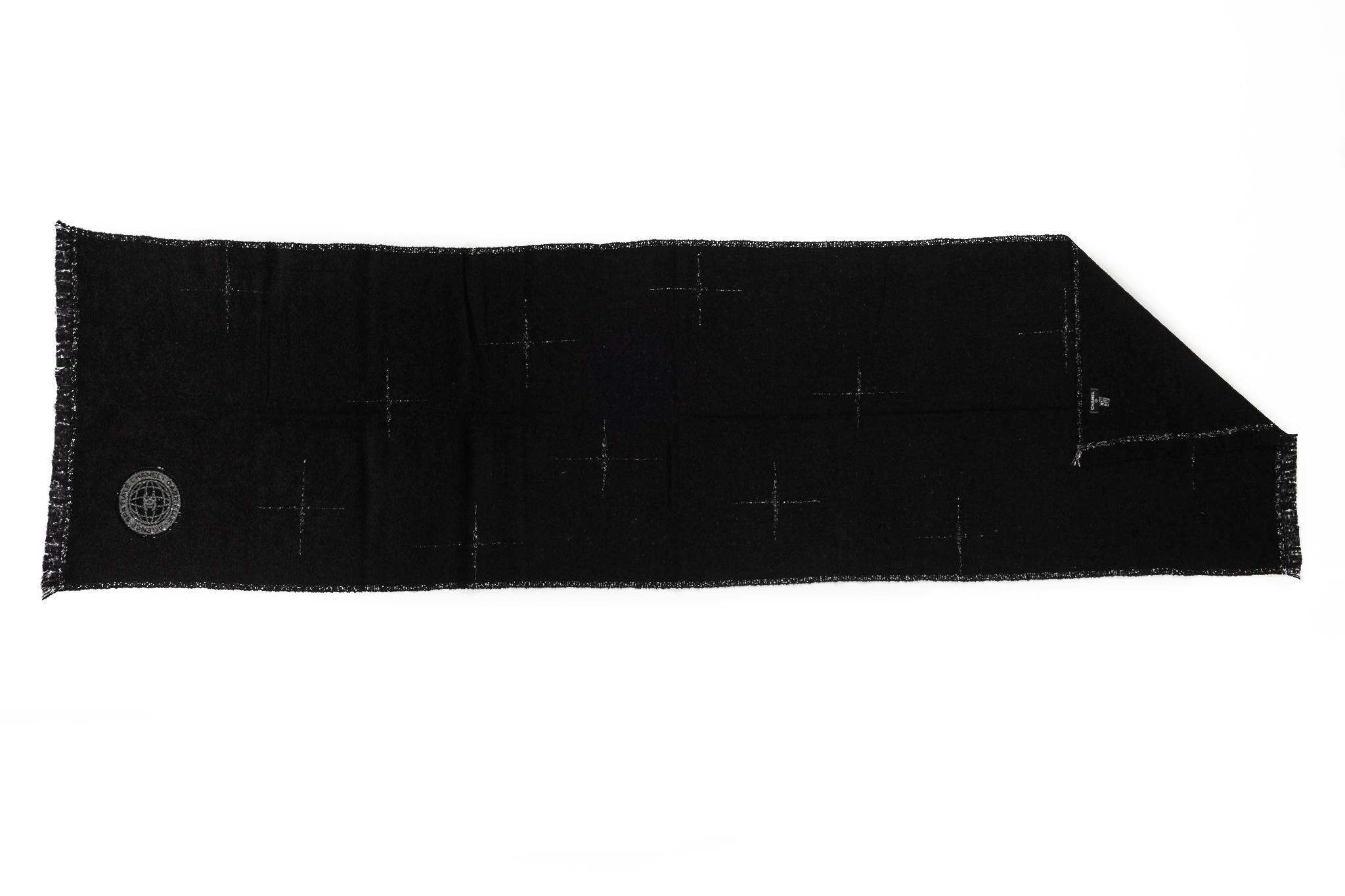 Chanel brandneue Kaschmir schwarz und Silber Lurex Kombination Schal. Gesticktes Logo. Handgerollte Kanten. Pflegeetikett.