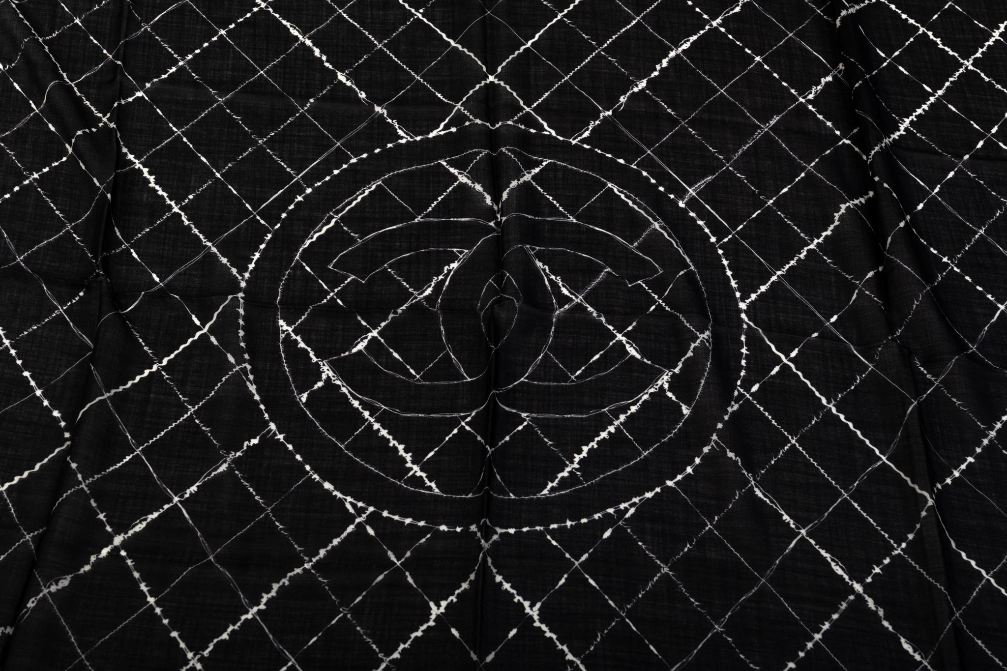 Nuovo scialle Chanel in cashmere bianco e nero In condizioni Nuovo a West Hollywood, CA