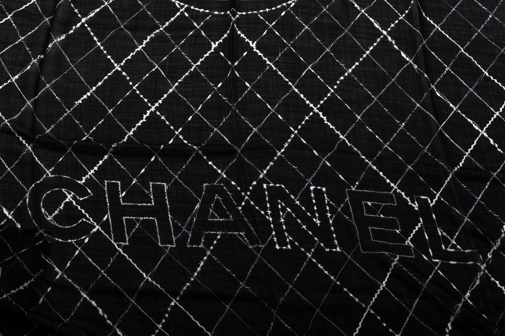 Donna Nuovo scialle Chanel in cashmere bianco e nero
