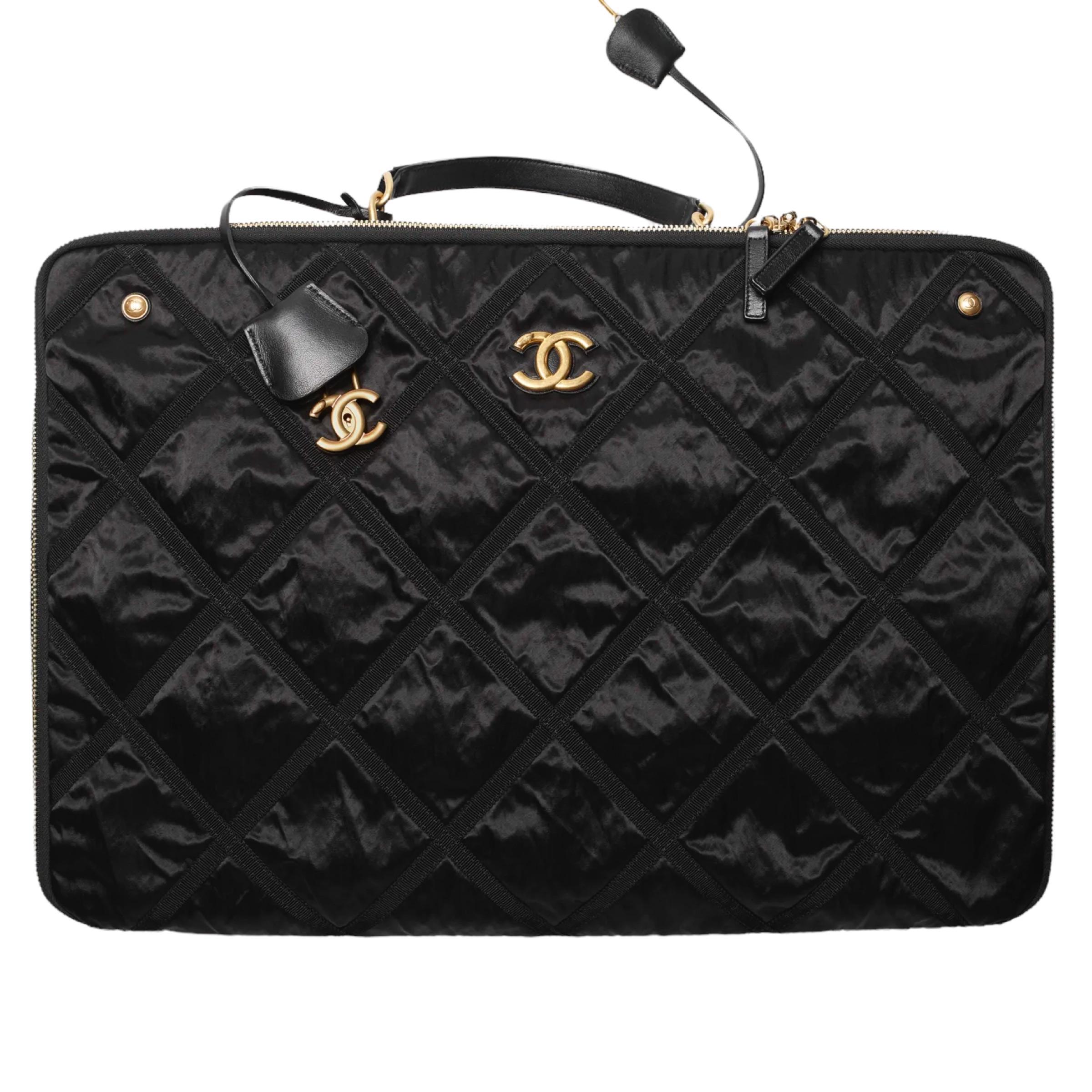 New Chanel Black Nylon Large Travel Bag Gold-Tone Hardware Tote Duffle Bag 2022

Authenticity guaranteed

DETAILS
Brand: Chanel
Condition: Brand New
Gender: Unisex
Style: Duffle bag
Color: Black
Material: Nylon
Gold CC logo
Gold CC lock and key