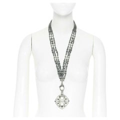 Neu CHANEL Schwarze dreireihige Perlen-Strass-Kristallverschluss CC Anhänger-Halskette