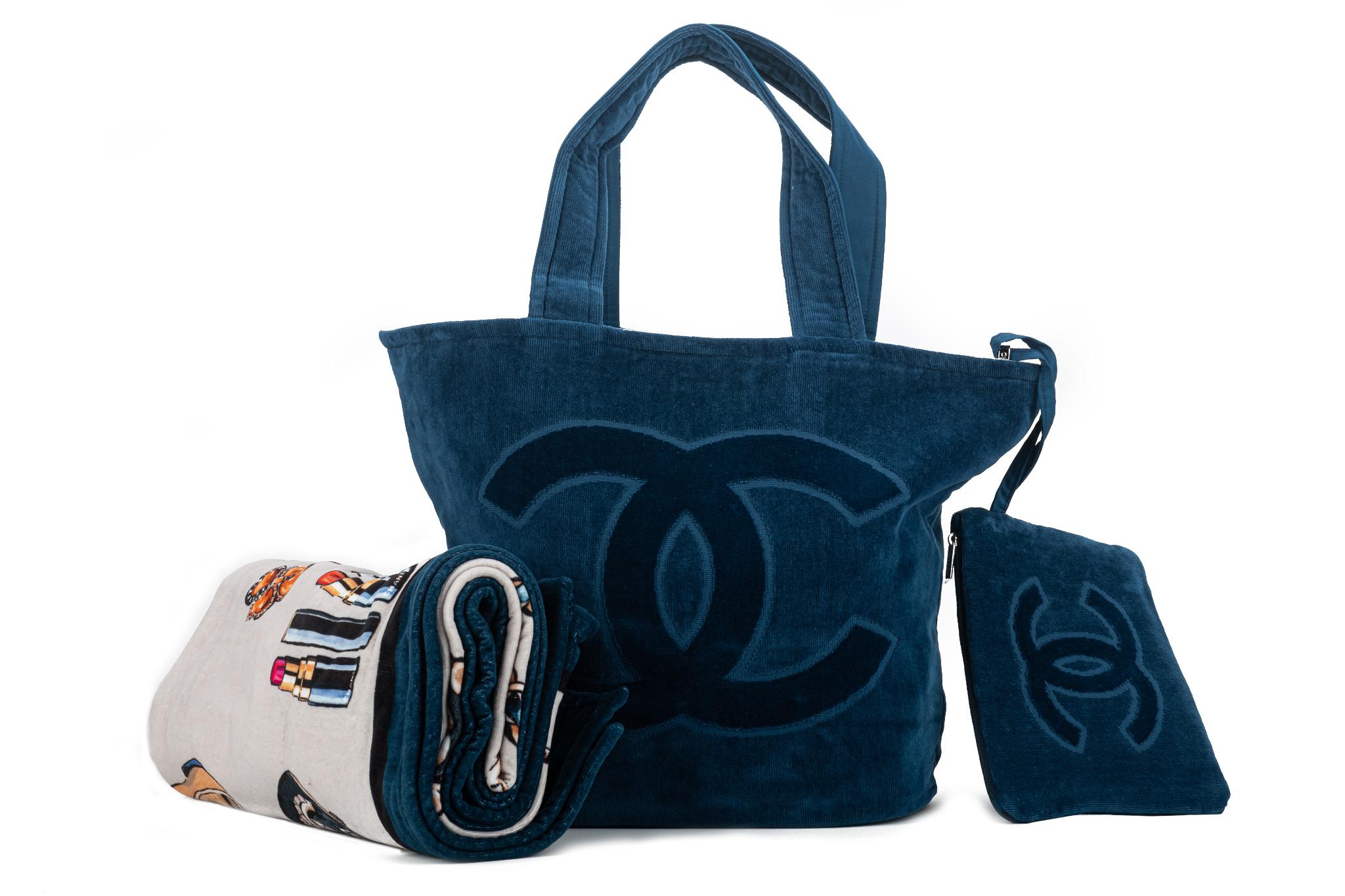 Nouveau set de serviettes de bain Chanel Blue Beach Bag Iconic Design en vente 3