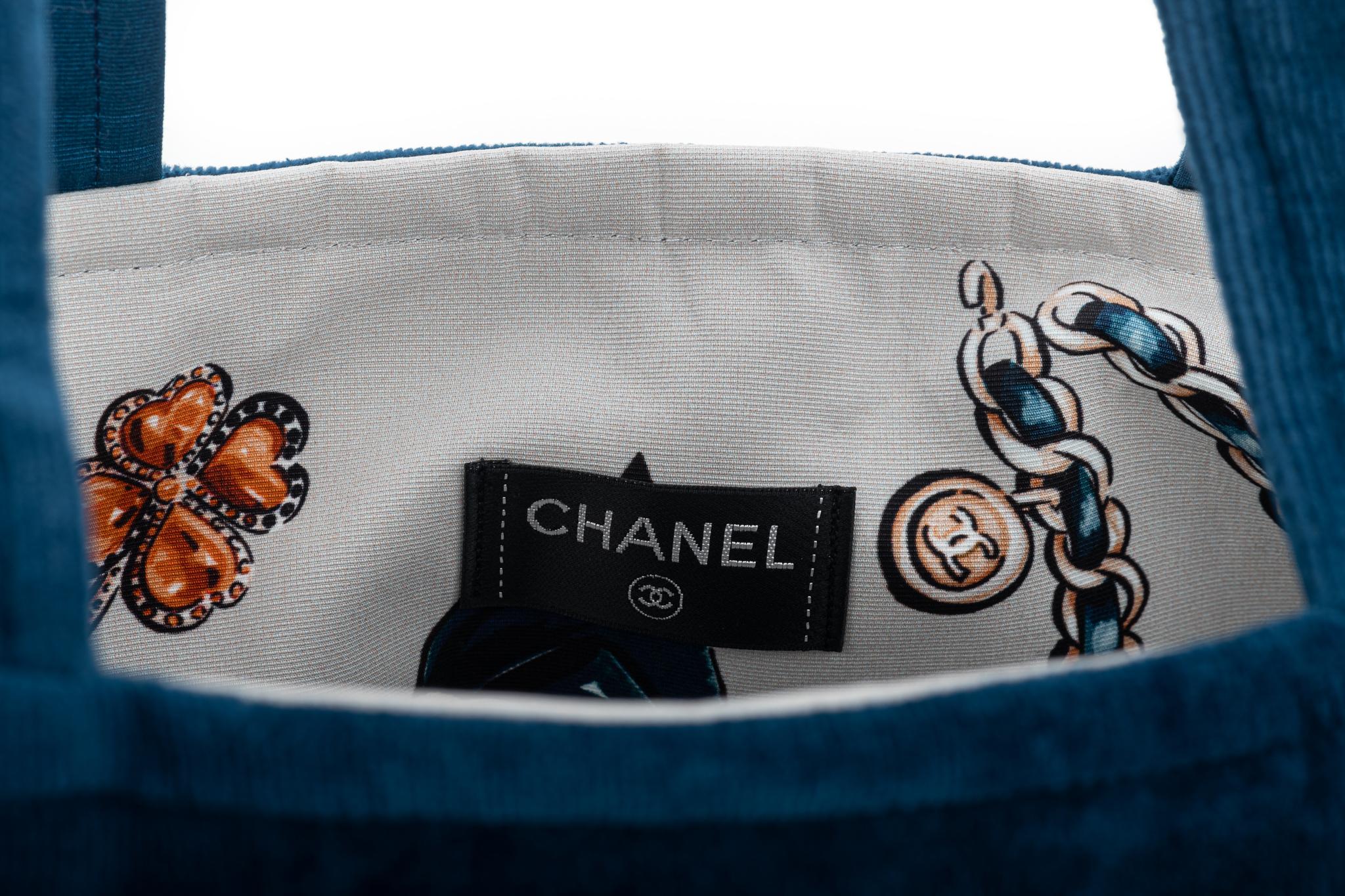 Nouveau set de serviettes de bain Chanel Blue Beach Bag Iconic Design en vente 4