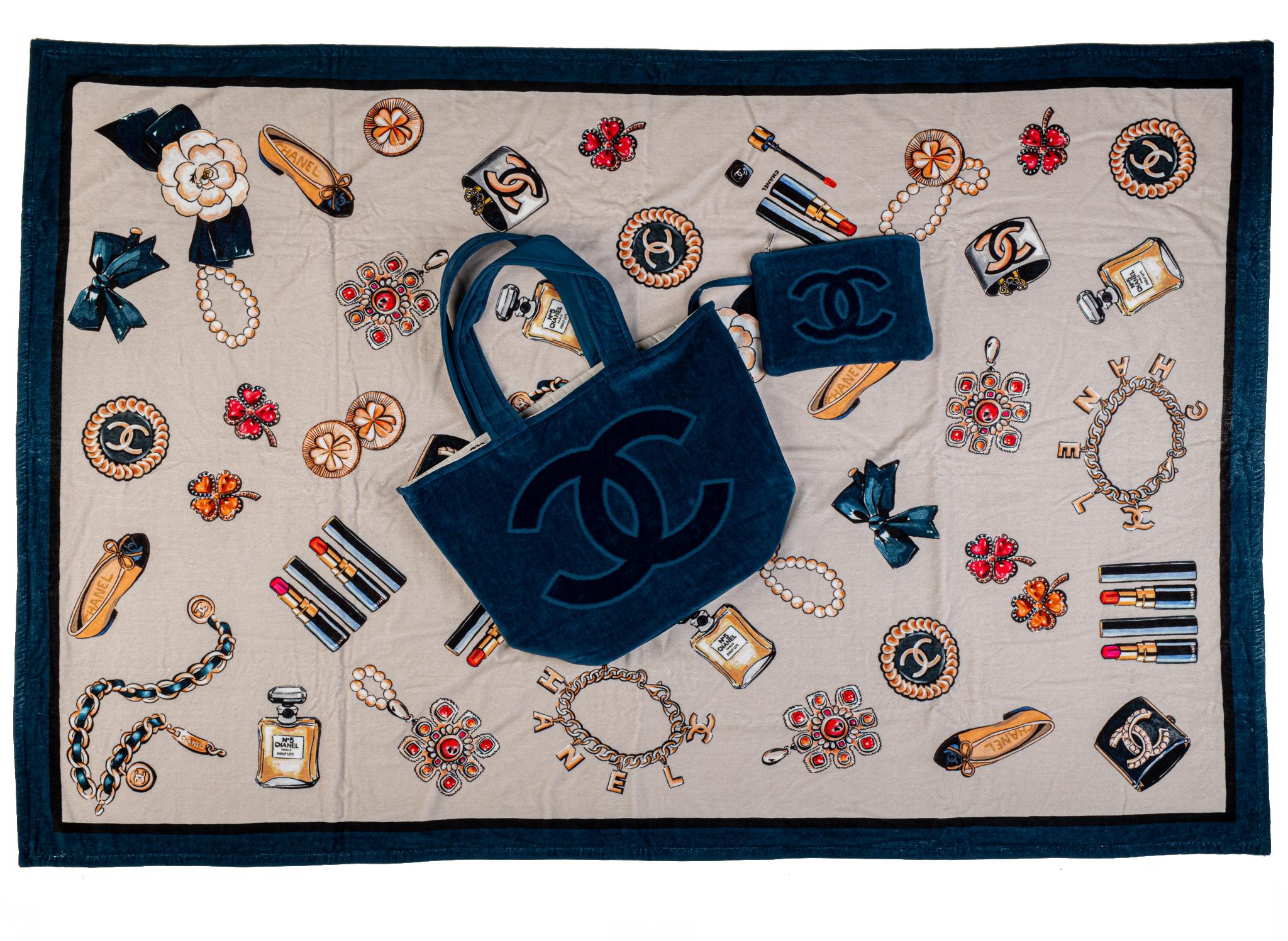 Nouveau set de serviettes de bain Chanel Blue Beach Bag Iconic Design en vente 2